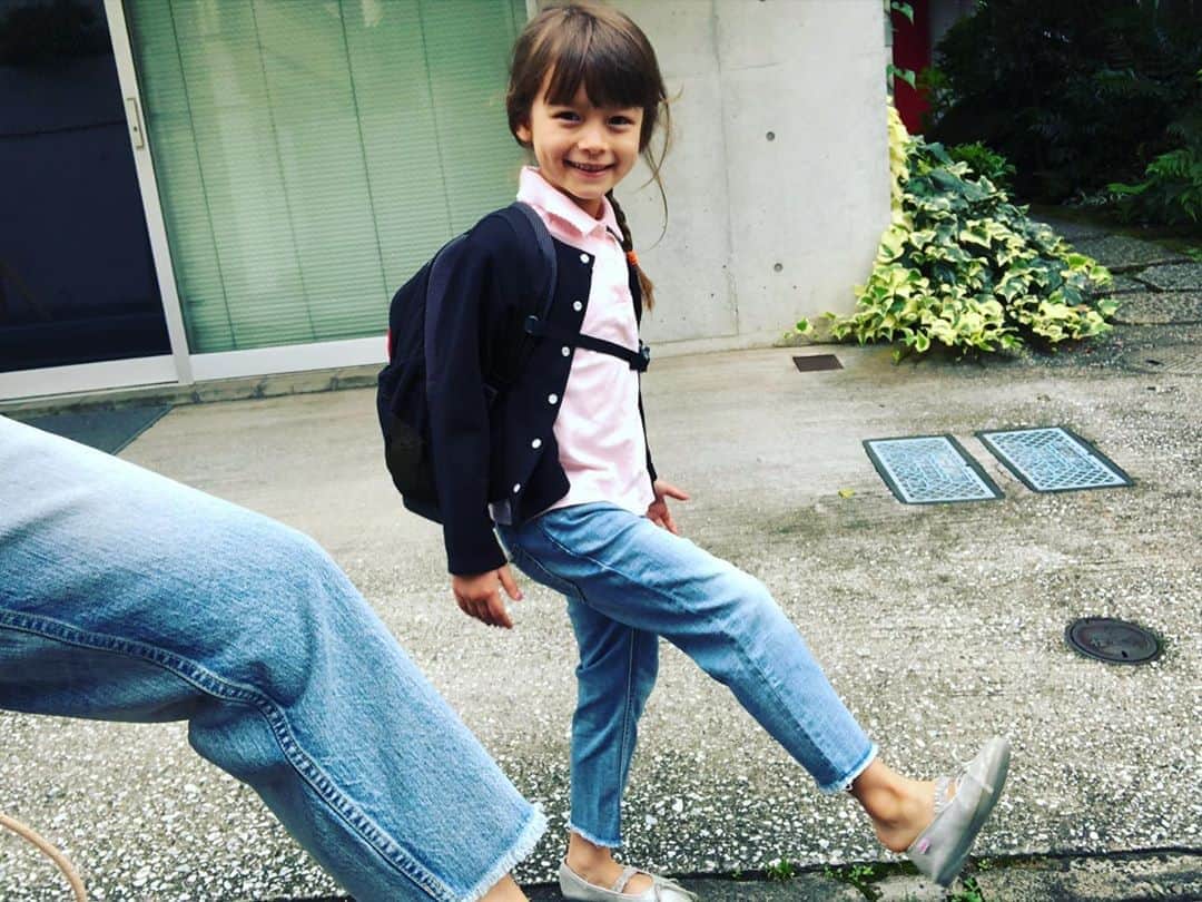 大桑マイミのインスタグラム：「送り完了。気づいたら今朝同じ denimをチョイス❣️してた〜　大人顔負けのキッズデニム お気に入りの　@blackbymoussy_official  CAW 🐥ペア。😘今日も 元気に参りましょう！！」