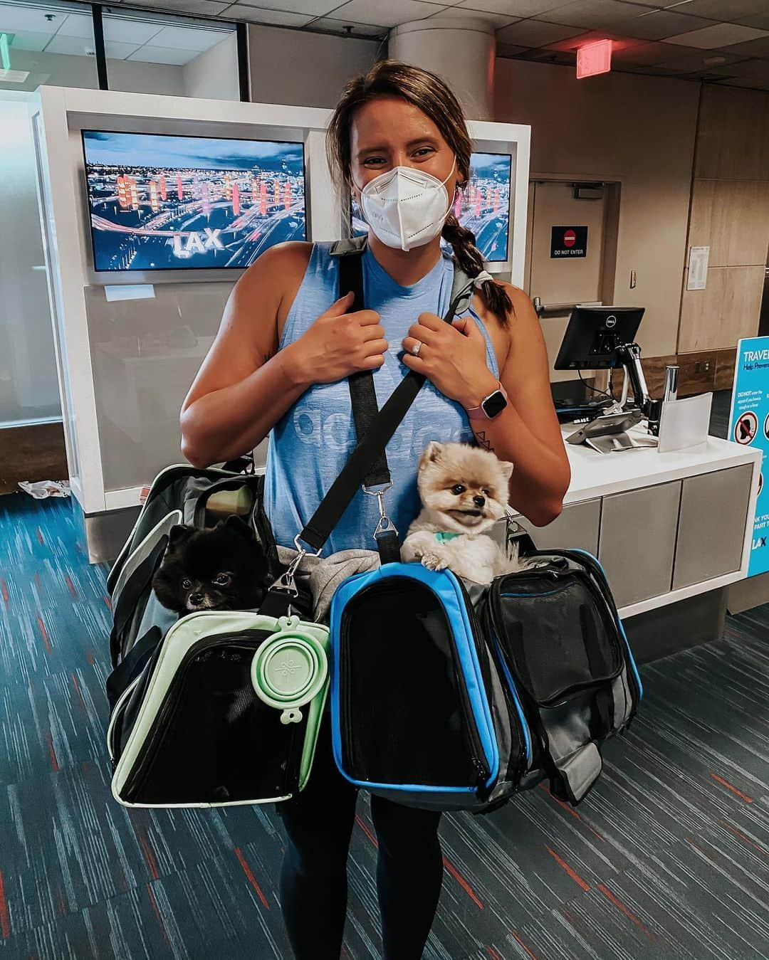 テトリ・ディクソンさんのインスタグラム写真 - (テトリ・ディクソンInstagram)「Two types of people in this world: the ones that would get excited if they were sitting next to these faces on a plane, and those who would be mortified. 🤭 #covidtravel」7月30日 8時47分 - toridixon06