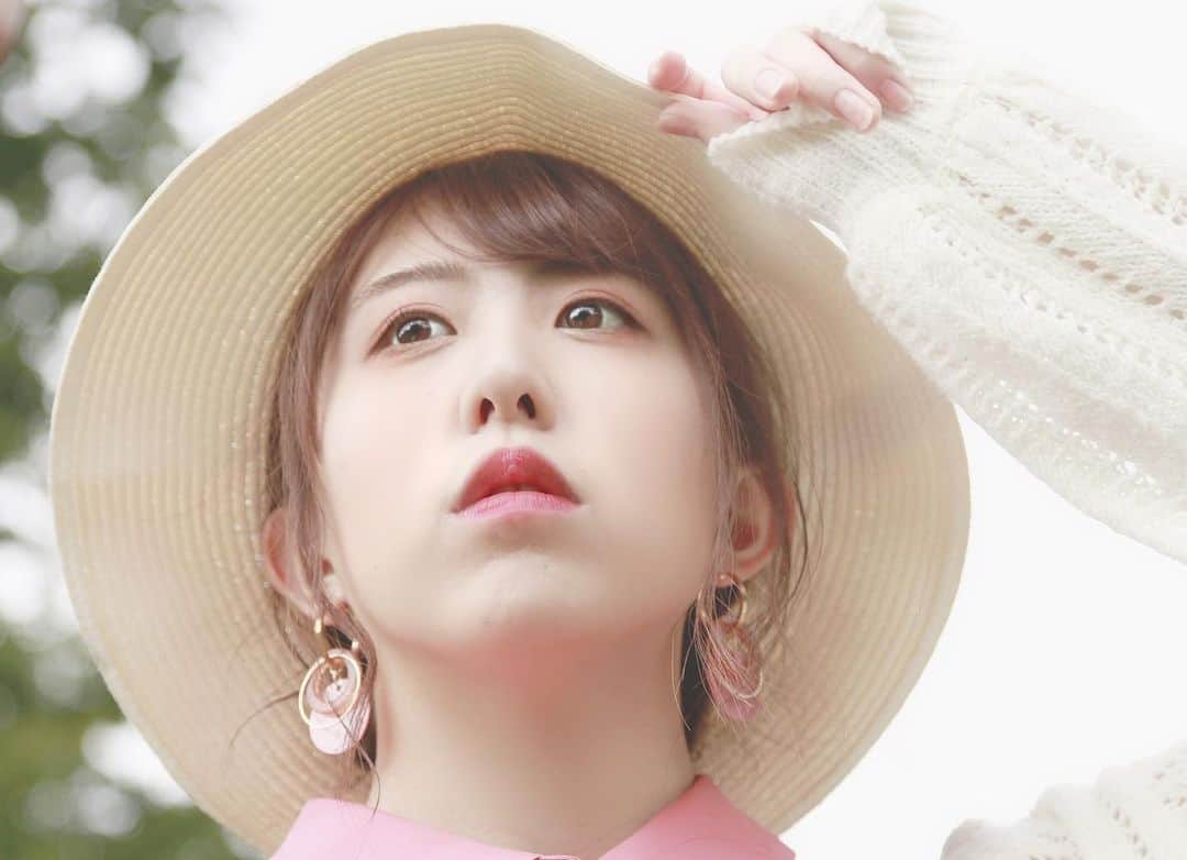 井上麗夢のインスタグラム：「🌻﻿ ﻿ おはようございます〜﻿ 日光浴が足りてない日々﻿ ﻿ でももうすぐやっと猛暑がきそうですね。﻿ 熱中症には気をつけて🧸💦﻿ ﻿ さて、今日も一日がんばる！﻿ いってきます！🏃‍♀️🏃‍♀️﻿ ﻿ #ポートレート﻿ #被写体﻿ #井上麗夢」