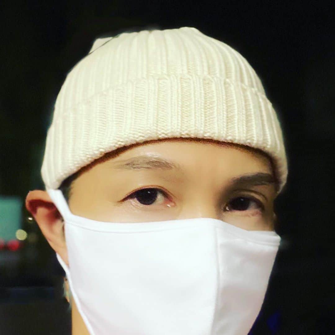 アキ（荒木良明）のインスタグラム：「移動中&普段はマスクonマスク。冬場はだいたい2枚重ねやけど、今年は夏もonしてます‼︎ 劇場ではスケルトンのマスク。出番ギリギリまでマスク。出番終わりも直ぐマスク。 withwithwithwithwithマスク。 寝る時もマスクしてるから、マスク無しは飲食時とお風呂ぐらいやわ。  #新喜劇アキ #withmask #withマスク #今年は夏も #maskonmask #マスクonマスク #wマスク #wmask  #徹底してます  #移らない移さない #そういう時期でしょ  そして、鼻毛の力を信じて鼻呼吸。」