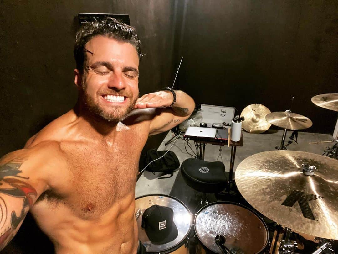 リアン・ドーソンのインスタグラム：「simply can’t wait to share the basement noise concert series with all of you. we worked our asses off rehearsing and discussing what we’d like to see if we were fans, and we know that‘ll be apparent when we release them. Anyway here’s me sweaty and gross and trappy pic after one of my practice sessions for the series.」