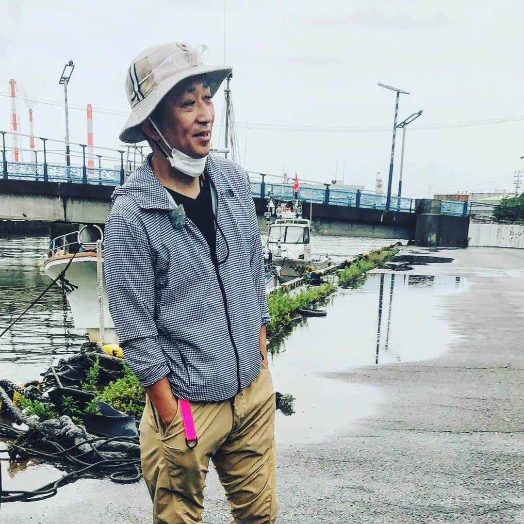 マッスル坂井さんのインスタグラム写真 - (マッスル坂井Instagram)「東区をバックに東区の大先輩・ヤンさんと。ヤンさんと先週こっそりあるロケをしたことはまだナイショでお願いします🤫」7月30日 9時09分 - super_sasadango_machine