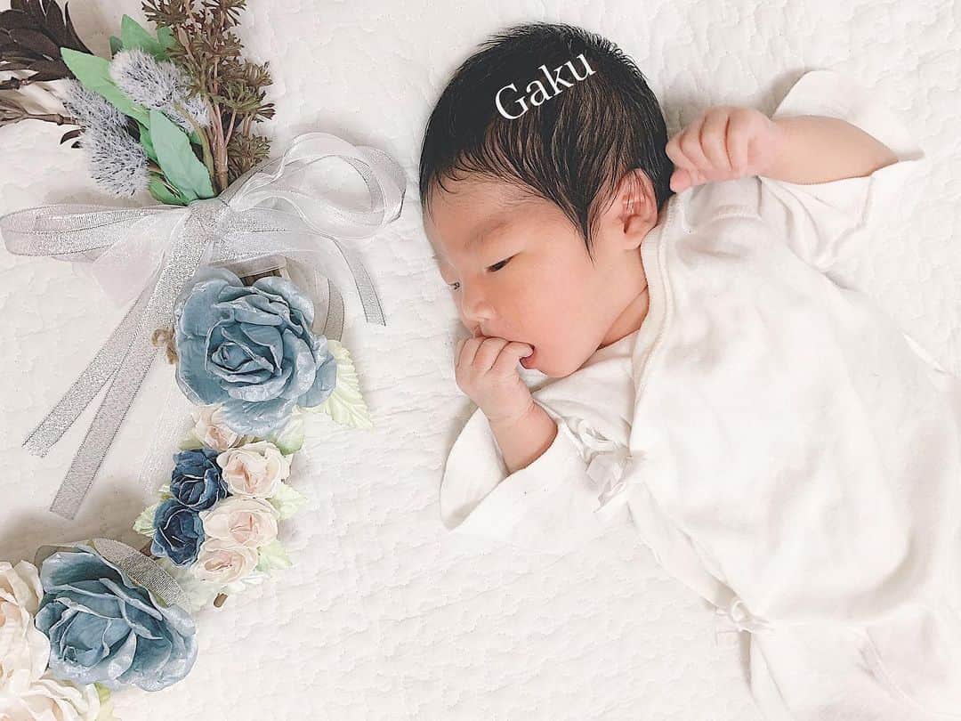 さっぴちゃんのインスタグラム：「... . 息子の名前は『岳』がく　です👶🏼🖤 がっくーんと、呼んでおります( ˘ ³˘)♡♡ . たくちゃんみたいな男らしい男になるんだぞ💪 . 毎日みるみるたくちゃんにお顔が似てきて 愛おしくてたまらない🥺♡ あかりはわたしの小さい頃に似すぎてて もはや分身みたいで愛おしくて🥺♡ . 2人とも、違った感情というかなんというか 難しいけど、とにかくあっちもこっちも 可愛いが大渋滞してずっとニヤニヤしてる🤤♡ . 夜から朝まで寝なくて泣きっぱなしだけど、 2人目の余裕が違うからか、常に可愛い❤︎❤︎❤︎ . ついでにあかりも起きて遊び始めたりで みんなで朝まで起きてたり🤣(笑) . 自分の睡眠時間は日々ほとんど無いけど、 2人の可愛さでなんとかなってます👧🏼👶🏼♡♡  . ………………………………(♡)……………………………… .」