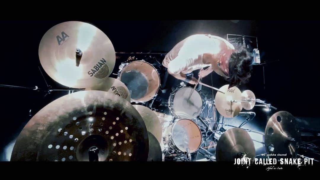 GOのインスタグラム：「数少ないシンプルな楽曲の、このGO曲は鍵盤やボコーダーも自分が手作業でやってますよw 昔から知ってる人はほげーっ💧てなったとかならないとか  GO youtube channel JOINT CALLED SNAKE PIT  SUNS OWL Spirals  https://youtu.be/xCPLNMqgc8M  #jointcalledsnakepit link in bio  #spirals #drums #drummer #sads #sunsowl #zigokuquartetto #pearldrums #sabiancynbals #おウチドラム #GOオンラインドラムレッスン #今日は吉祥寺 #MASAKINAIGHT」