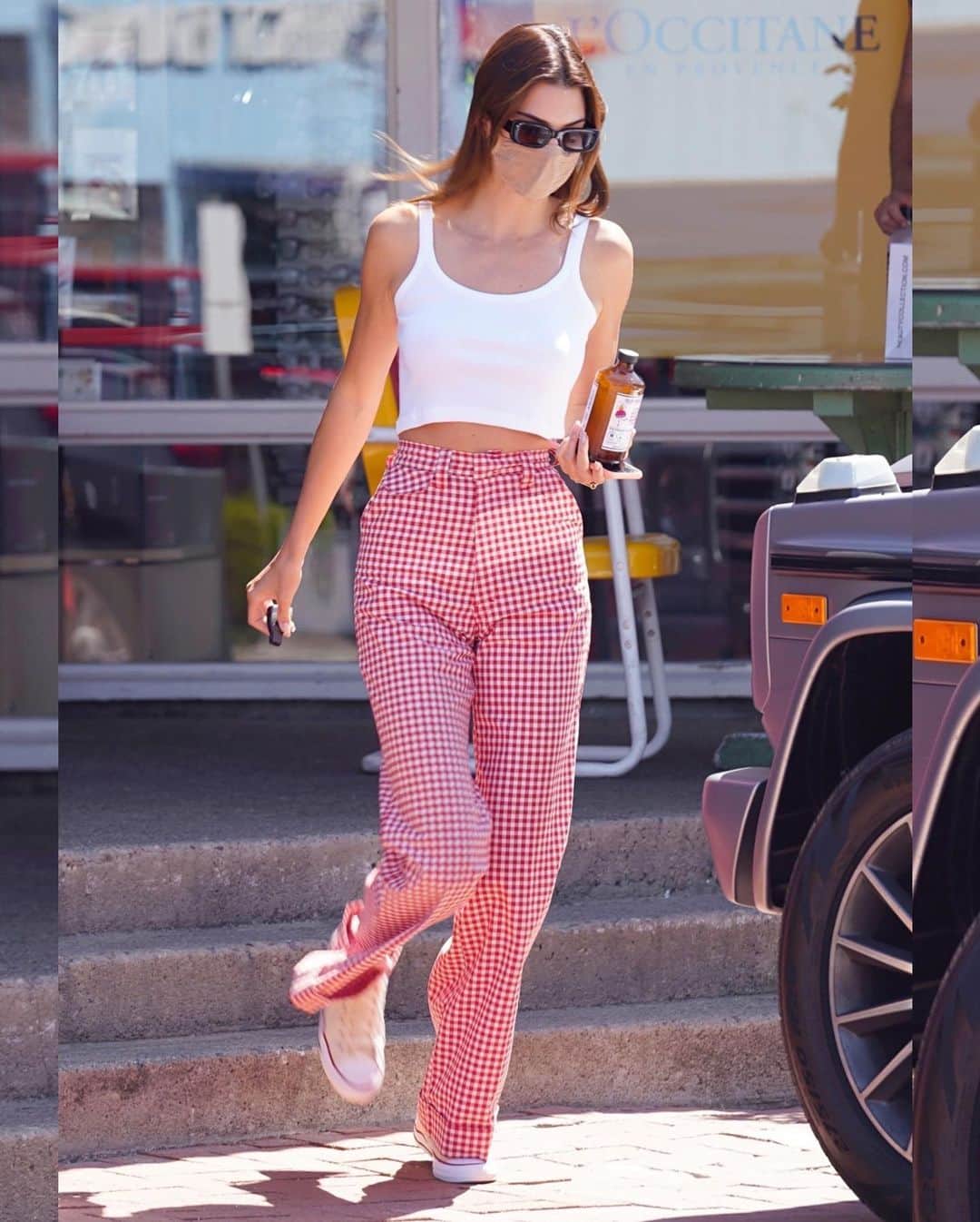 Just Jaredさんのインスタグラム写真 - (Just JaredInstagram)「@kendalljenner sports a cute and summery outfit while grabbing lunch with a friend! #KendallJenner Photos: Backgrid」7月30日 9時15分 - justjared