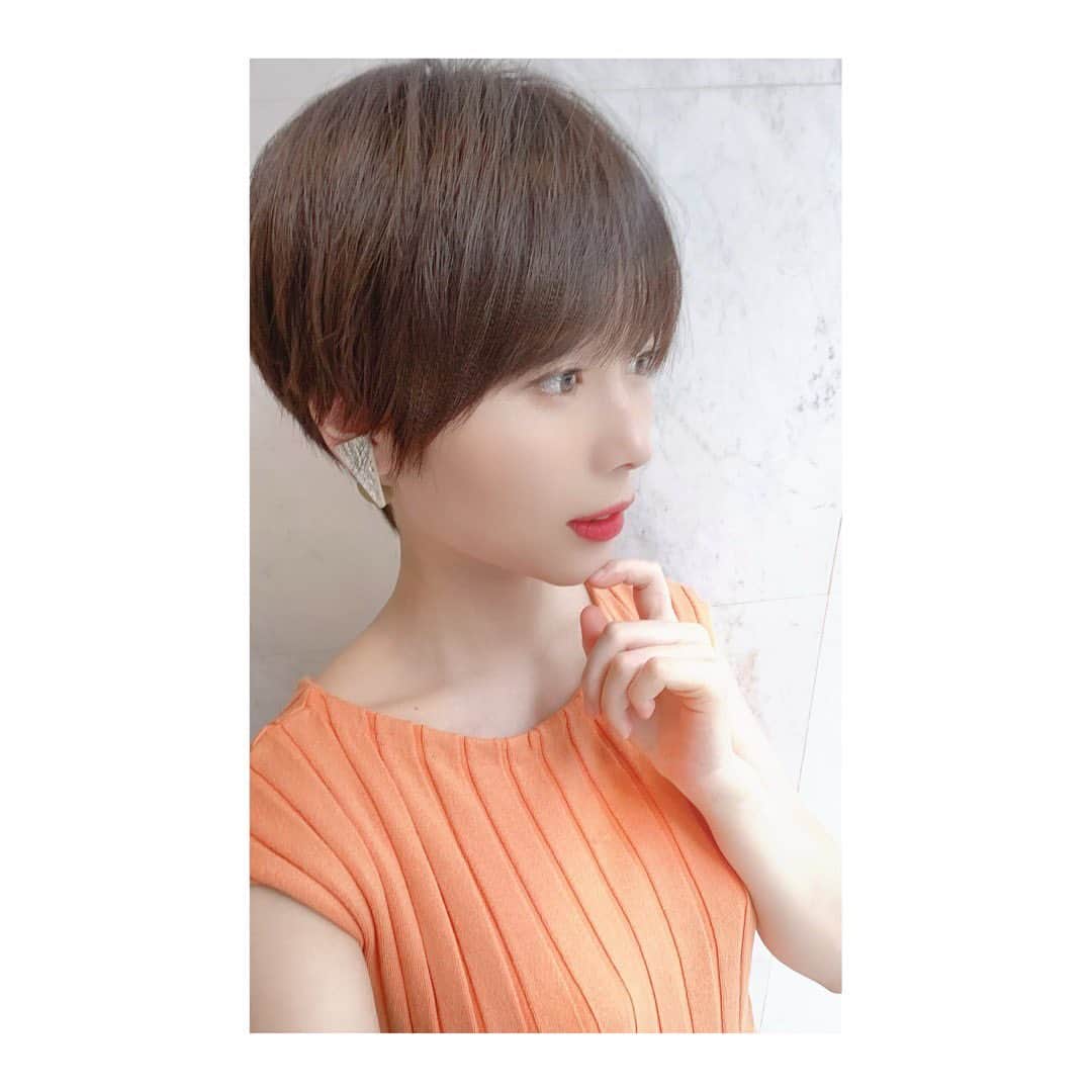 潮田ひかるのインスタグラム：「髪を綺麗に整えていただきました🥰切っただけなのに、とぅるとぅるの質感に変わったよ！ #神業 #thankyou #roppongi #黒髪ショート #ショートヘア #ヘアカット #シースルーバング #shorthair #ありがとうございました #loana」