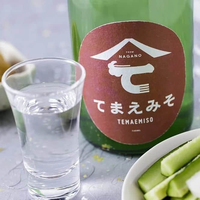 KURAND@日本酒飲み放題さんのインスタグラム写真 - (KURAND@日本酒飲み放題Instagram)「手前味噌ですが 味噌に良く合う日本酒です。  てまえみそ [ 芙蓉酒造 / 長野県 ]  信州味噌を良く知る酒蔵のお墨付き 味噌に合う日本酒です。  昔は味噌は各家庭でつくられ、 美味しくできた自家製の味噌を 自慢し合うようになったことから 「自分で自分のことを褒めること」 という意味で手前味噌（てまえみそ） という言葉が生まれたと言われています。  信州味噌を良く知る長野県の酒蔵、 芙蓉酒造が自信を持って 「味噌によく合う」とおすすめできる 日本酒に仕上がりました。 「てまえみそ」ですが、味噌に合います。  長野県佐久市で採れた特別栽培米の 「高原のしずく（コシヒカリ）」を使用し、 ふくらみある米の旨味を引き出しました。  味噌とのペアリングを どうぞお愉しみください。  お酒の詳細やお買い物は ﻿ ▼プロフィールのリンク先の公式HPから。 ﻿ @kurand_info﻿  個性豊かなお酒と出会いませんか？﻿ まぜはぜひ、ページを見てみてください。﻿ ﻿ #kurand #日本酒 #酒スタグラム #酒屋 #オンライン #旨味のあるお酒 #てまえみそ #手前味噌 #お酒好き #商品紹介 #今日のおすすめ #味噌に合う #味噌 #信州味噌 #ペアリング #長野 #晩酌 #酒ライフ」7月30日 9時34分 - kurand_info