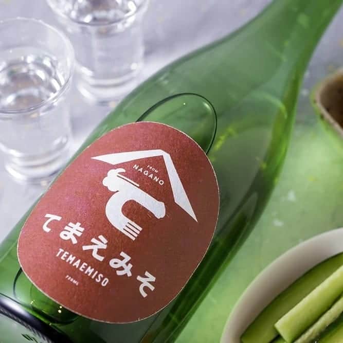 KURAND@日本酒飲み放題さんのインスタグラム写真 - (KURAND@日本酒飲み放題Instagram)「手前味噌ですが 味噌に良く合う日本酒です。  てまえみそ [ 芙蓉酒造 / 長野県 ]  信州味噌を良く知る酒蔵のお墨付き 味噌に合う日本酒です。  昔は味噌は各家庭でつくられ、 美味しくできた自家製の味噌を 自慢し合うようになったことから 「自分で自分のことを褒めること」 という意味で手前味噌（てまえみそ） という言葉が生まれたと言われています。  信州味噌を良く知る長野県の酒蔵、 芙蓉酒造が自信を持って 「味噌によく合う」とおすすめできる 日本酒に仕上がりました。 「てまえみそ」ですが、味噌に合います。  長野県佐久市で採れた特別栽培米の 「高原のしずく（コシヒカリ）」を使用し、 ふくらみある米の旨味を引き出しました。  味噌とのペアリングを どうぞお愉しみください。  お酒の詳細やお買い物は ﻿ ▼プロフィールのリンク先の公式HPから。 ﻿ @kurand_info﻿  個性豊かなお酒と出会いませんか？﻿ まぜはぜひ、ページを見てみてください。﻿ ﻿ #kurand #日本酒 #酒スタグラム #酒屋 #オンライン #旨味のあるお酒 #てまえみそ #手前味噌 #お酒好き #商品紹介 #今日のおすすめ #味噌に合う #味噌 #信州味噌 #ペアリング #長野 #晩酌 #酒ライフ」7月30日 9時34分 - kurand_info