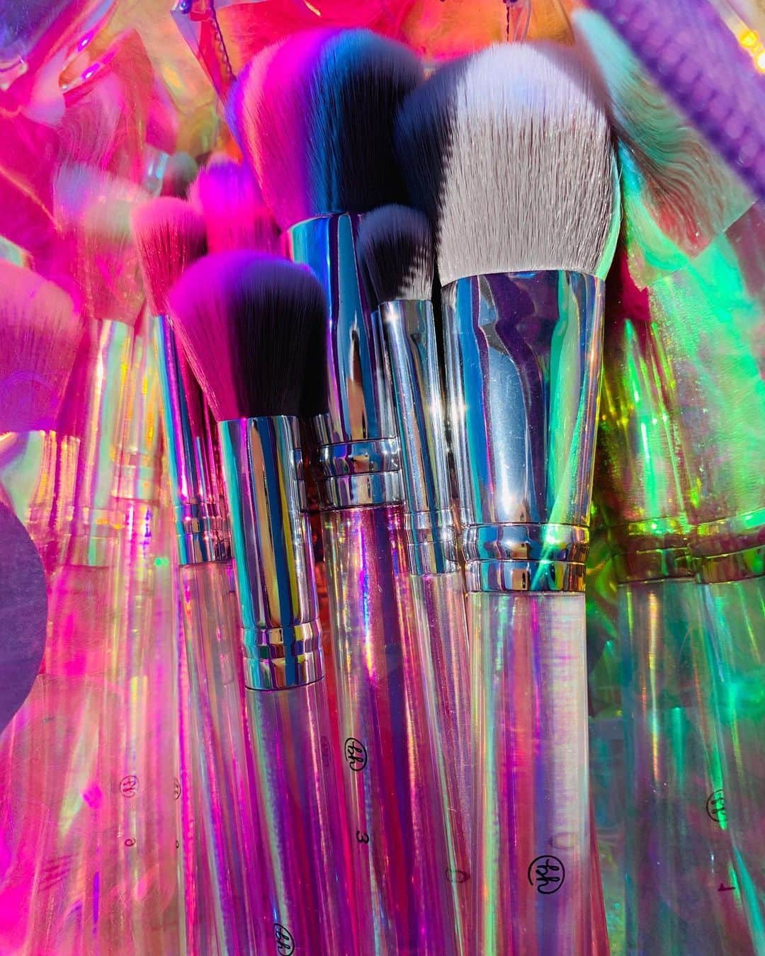 BH Cosmeticsさんのインスタグラム写真 - (BH CosmeticsInstagram)「Go all the way glam with our Hello Holo - 10 Piece Brush Set, featuring face + eye essentials with iridescent handles, two-tone synthetic bristles plus a holographic zip-up bag 🖌🖌 Only available at @ultabeauty! #bhcosmetics」7月30日 9時32分 - bhcosmetics