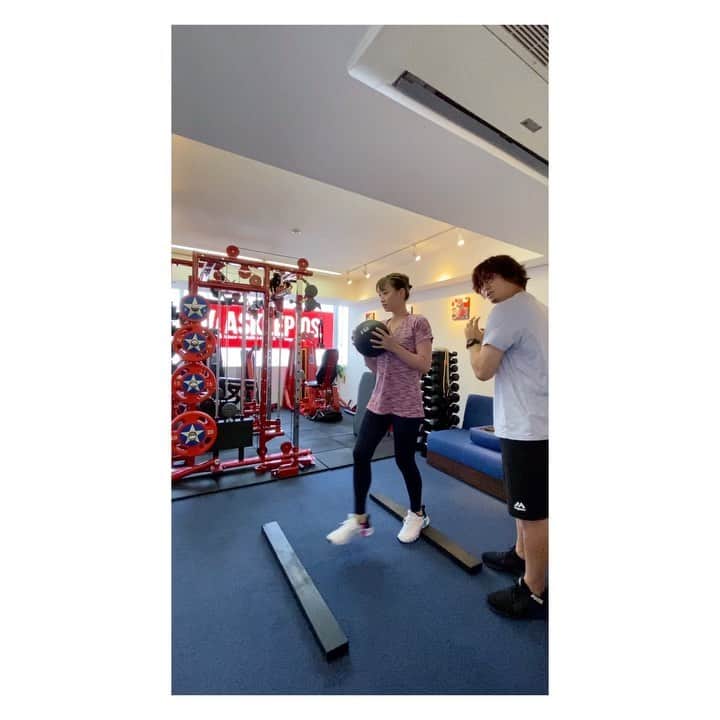 中村果生莉のインスタグラム：「🤷‍♂️ . . これも地味にきついんだな🤤  重りは3kgなのでそんなに大変ではないはず！と思うけど、見るのとやるのは雲泥の差！笑  あと、個人的には、スローな動きが苦手というのもあるのかな、、、笑  @asklepios_studio  . . #パーソナルトレーニング #パーソナル #ジム #gym #肉体改造 #ダイエット #diet #training」
