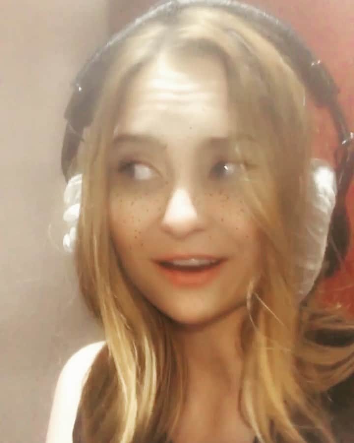 キーリー・マーシャルのインスタグラム：「I loved being able to get back into a recording studio..safely! Things look a little different but different is okay with me! Thankful to everyone in the entertainment industry for making our work environments safe so we can get back to making new content ☺️」