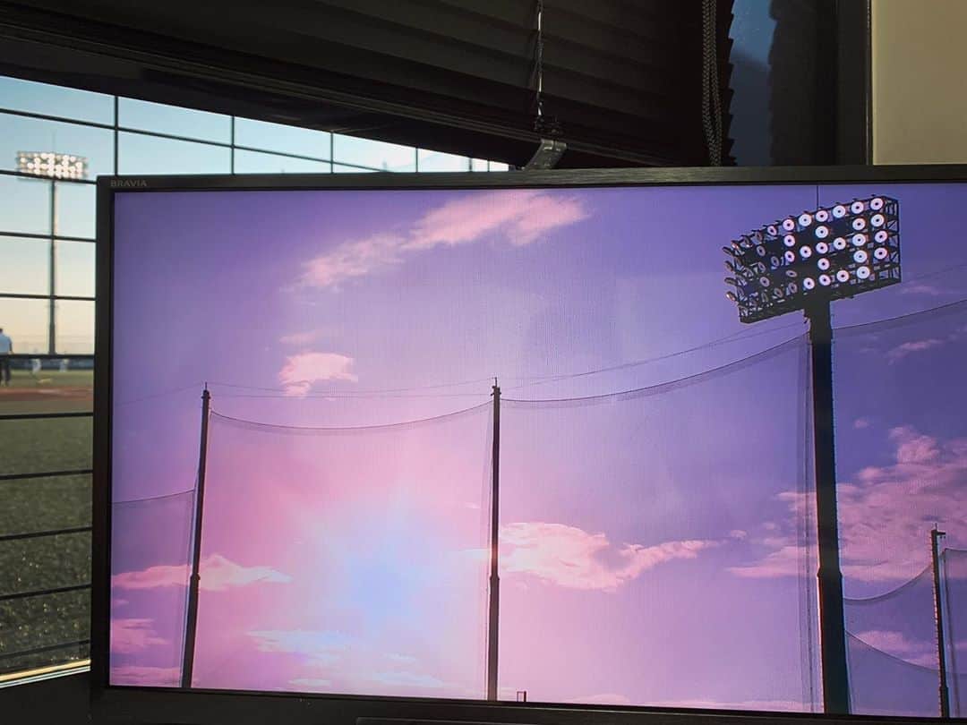 上杉あずささんのインスタグラム写真 - (上杉あずさInstagram)「. #タマスタ筑後 #仕事中の風景 #記者室の車窓から #中継映像が映えていた #てかもはや中継映像の写真 #夕陽が綺麗」7月30日 9時57分 - azumacks