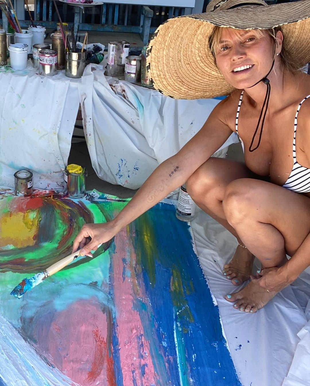 ハイディ・クルムさんのインスタグラム写真 - (ハイディ・クルムInstagram)「.... can’t stop painting 🤗🎨❤️」7月30日 9時59分 - heidiklum