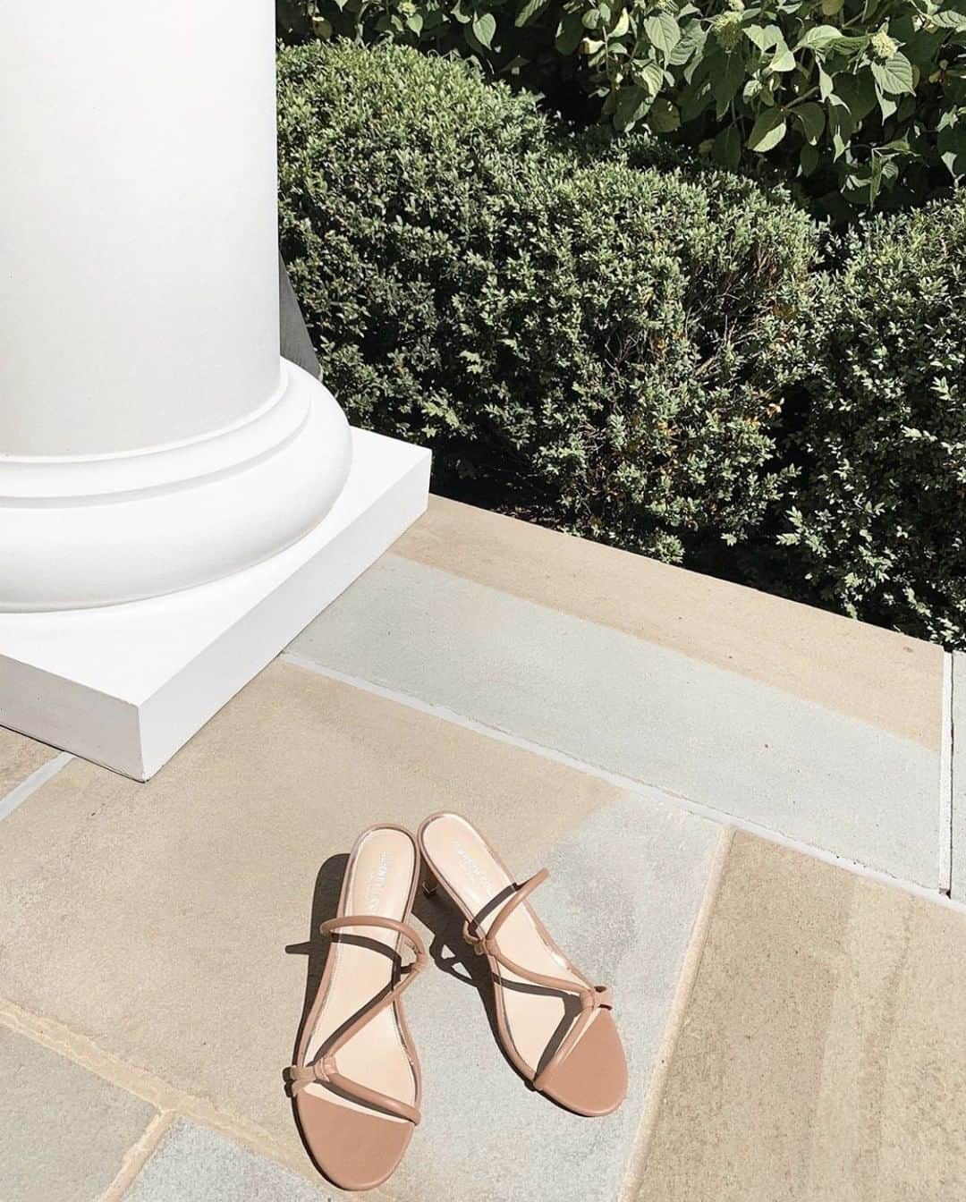のインスタグラム：「There’s no need to socially distance from your sandals, especially when they’re our latest Riley with our cushioning Rebound System. It makes a great photo from @seegoldenstyle though. #ComfortAndPerformance #SummerStyle  When you shop at KennethCole.com, we donate to THE MENTAL HEALTH COALITION –a life-changing movement working to destigmatize all mental health conditions by unifying our partners’ efforts, including those focused on the emotional well-being of Black communities. #BlackLivesMatter Info link in bio.」
