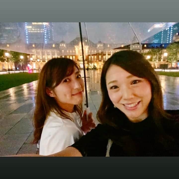 宮崎文子のインスタグラム：「雨の東京駅。  徳島時代の後輩が声をかけてくれたので女子会🍴  同じ番組で、 いろんなことを乗り越えて、 徳島のタリーズにこもって閉店まで話してたのが、 丸ノ内でおしゃれディナーに かわるのはなんだかおかしくて二人で笑いました☕  今は後輩も東京にすっかり馴染んで、お姉さん。 いい刺激をもらいました！ また行こう！ありがとう😁  #徳島 #東京 #誰もいない #東京駅 #女子会」