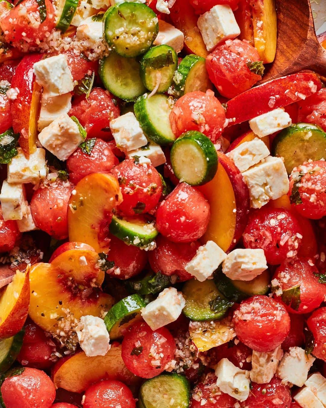 Gaby Dalkinさんのインスタグラム写真 - (Gaby DalkinInstagram)「I know I say this a lot... but I AM OBSESSED WITH THIS SALAD!!! Watermelon Peach Feta Salad is our jam for the rest of summer you guys... it’s absolutely perfect 🍉 https://whatsgabycooking.com/watermelon-peach-salad/」7月30日 10時00分 - whatsgabycookin