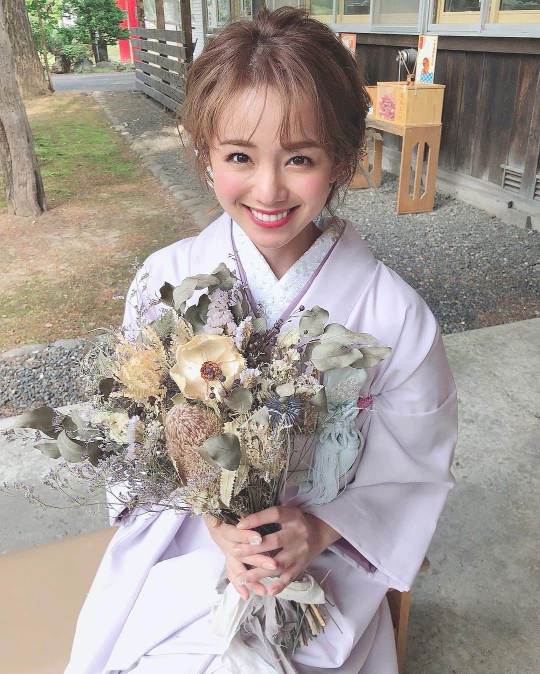 のインスタグラム：「そういえば撮影の時の和装写真を全然載せてなかったので、、👘💓  色打ち掛けの中に着てた着物がパステルカラーでとっても可愛かった！  やっぱり明るい色がしっくりくるなー！  ストーリーには載せたけど、色打ち掛けを着るまでの流れをタイムラプスで撮ってみた動画も🤣  薄い布から始まり、縛っては着て、着て、縛って、、の繰り返し。。  かなり締め付けられる上に撮影用など重たいものだと合計10キロ前後になることも😱！  ゴージャスで素敵なんだけどね🥺💓 カラフルで可愛い☺️💐  なので前撮りや式を控えてる新郎さんは、和装してる新婦さんかなりしんどいのでちょっと荷物持つとか、手を取るとか、足元見てあげると気づかってあげると新婦さんはとっても嬉しいし楽だと思いますよ🥺✨  経験者からのプチアドバイスでした😍笑  #ブライダルモデル#前撮り#ブライダル#和装前撮り #和装モデル#プレ花嫁#前撮りポーズ #前撮りヘア #前撮り和装」