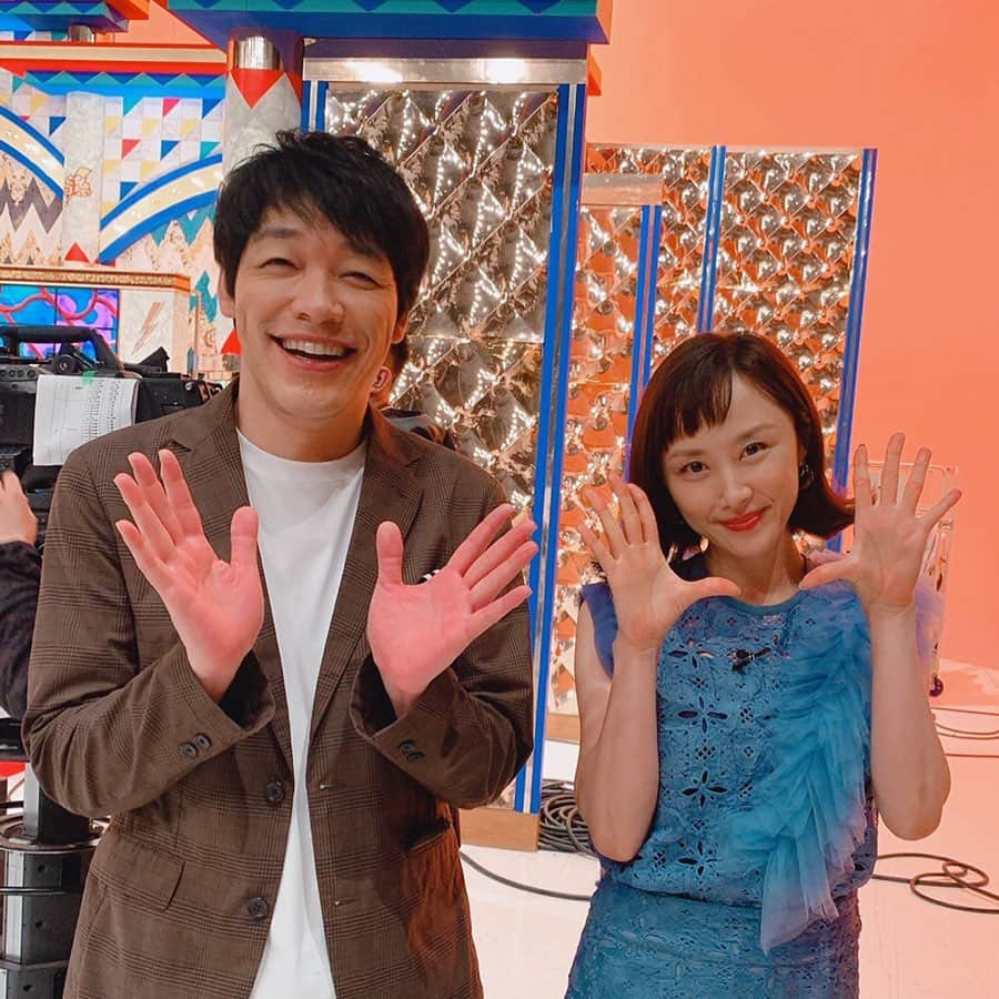 山口もえさんのインスタグラム写真 - (山口もえInstagram)「映画トーマスで共演の 麒麟の川島さんと📸✨ 「タグ大喜利してください！」 ってお願いしたら 「芸人じゃないでしょ。」 って笑われてしまった。笑 本気のオファーだったのになぁ♡  8月3日（月）20：00〜22：00 TBS「クイズ！THE違和感」  #TV#クイズ#the#違和感 #カメラ向けらると #ポーズは#昭和#になってしまう二人 #麒麟川島のタグ大喜利  #いつか斬られたい」7月30日 20時53分 - moe_yamaguchi0611