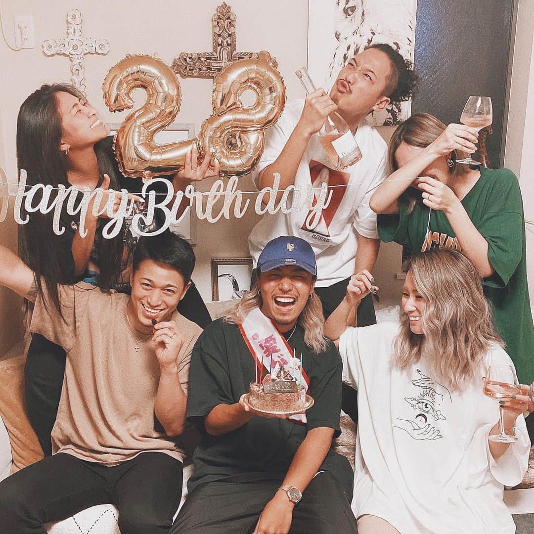 のインスタグラム：「. . happy birthday TOMOYA🥳🎉 . 自宅パーティーとゆう事で 久々にワインで乾杯🍾🥂 . プロヴァンスロゼワインを初めてのんだけど 洗練されたワインで🍷good❤️ . 軽くて飲みやすくて爽やかな香り高くて パーティーにはもってこいだったよ🍾💓 . キャンプにも持って行きたいな✌🏾🥂 . . . . @winesofprovence​ #wellalwayshaveprovence #いつもプロヴァンス#weallneedprovence#letsstayrosé#roséanyway#ProvenceWines​ #プロヴァンワイン#ロゼ#pr」