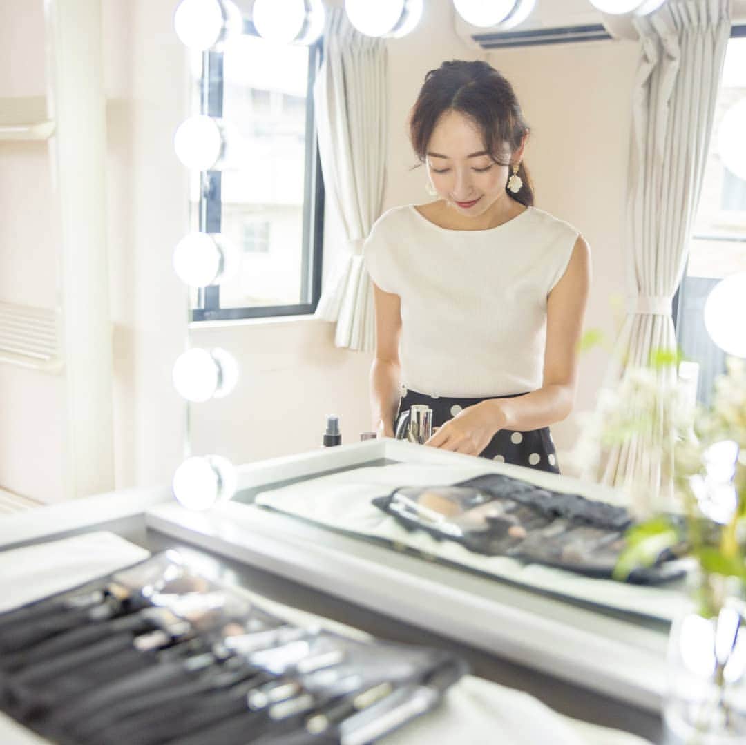 石井寛子のインスタグラム：「初！顔タイプメイク💄  （スワイプしていきなりドアップ びっくりさせてごめんなさいね）  イメージコンサルタントの @miki__takemura ちゃんの メイクレッスンを受けてきました！  beforeは、自分なりのフルメイク。 アイラインもマスカラも、チークも。 でも、比べて、このお疲れ感(笑)  日焼け肌はオレンジチーク という 勝手な思い込みで選んでたけど それは私にとって黄くすみの原因に😱 私にあうのはピンク！！！！ （帰りDSにて即購入した）  「寄せメイク」では、憧れの「ソフトエレガント」に近づけてもらいました～💄 （パーソナルカラーのラベンダー添え）  たーくさんメイクのコツを教えてもらって、お土産知識たんまり✏️  出産してから 自分の顔をじっくりみる機会が減って 眉毛とチークとリップ がいつのまにやら 私の基本メイクに。  35年、飽きるほどみてきたこの顔。  昔は無い物ねだりで 「安室ちゃんになりたい！細眉！」 「深キョンみたいな、ばさばさまつげ！」 と、常にすがる気持ちでメイクしてたけど  35年経った今は 自分の顔の魅力を認めて それを生かすメイク。  が、心地いいんだな～と思いました✨　　　  半年ぶりにあえて。 それだけでも幸せな時間だった～🤗💕 みきちゃん、ありがとう！！！！  顔タイプメイクの他にも 顔タイプ診断、パーソナルカラー診断、 サロンでは様々なメニューが用意されています。  気になる方はみきちゃんのInstagramをご覧くださいねっ👍」