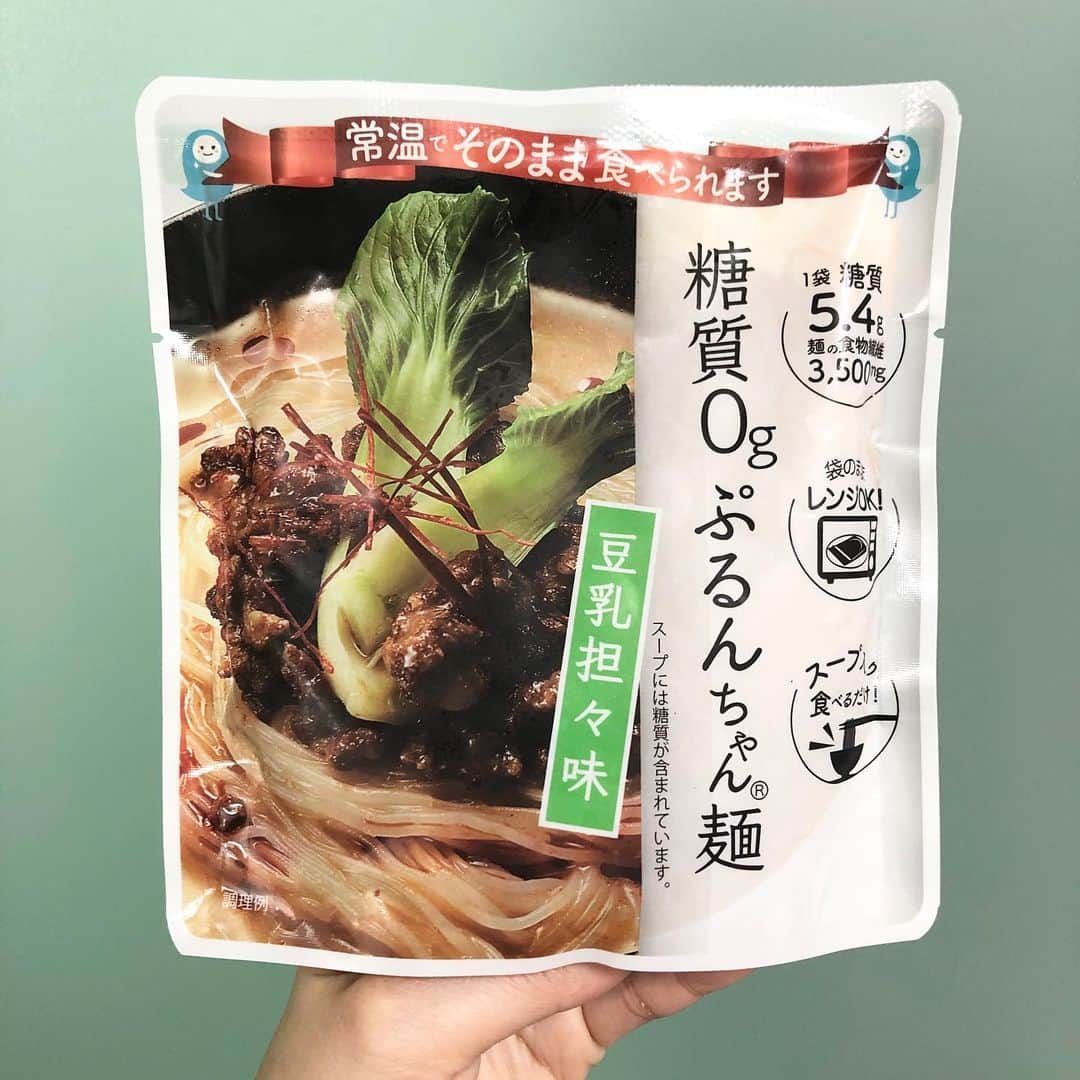 みのり(26)＠東京 ダイエットさんのインスタグラム写真 - (みのり(26)＠東京 ダイエットInstagram)「. . .  #ダイエットごはん も３投稿め(´,,•ω•,,｀) . でも今晩もあれだよ。  . . そうだね、コンビニだね。 . . 右のスープは、 セブンイレブンで売ってる #糖質0gぷるんちゃん麺 #豆乳坦々麺 (２枚目✌️) . . あたらしいよね😊 スルッと美味しいのでおすすめ♡ . その上に、煮たまご。 . それと、 サラダチキンとサラダ☺️ . . コンビニごはんでも、 ダイエットできるよ☺️✌️ . . ◉ライザップ公認の紹介アンバサダーです。 〜紹介特典で、お安く入会できます〜 . ▶︎全国どの店舗でもOK ▶︎カウンセリング予約前にご連絡ください . 📺RIZAP TVCM出演 🏅RIZAP BMG ファイナリスト2017.2018 . #rizap #ライザップ #ダイエット #diet #レコーディングダイエット #ダイエッター #公開ダイエット  #食べて痩せる #おうちごはん #食べる #糖質制限 #低糖質ダイエット #和食 #クッキングラム #自炊女子 #腸内環境 #食事管理 #痩せる食事 #コンビニ #セブンイレブン」7月30日 19時30分 - minorizap