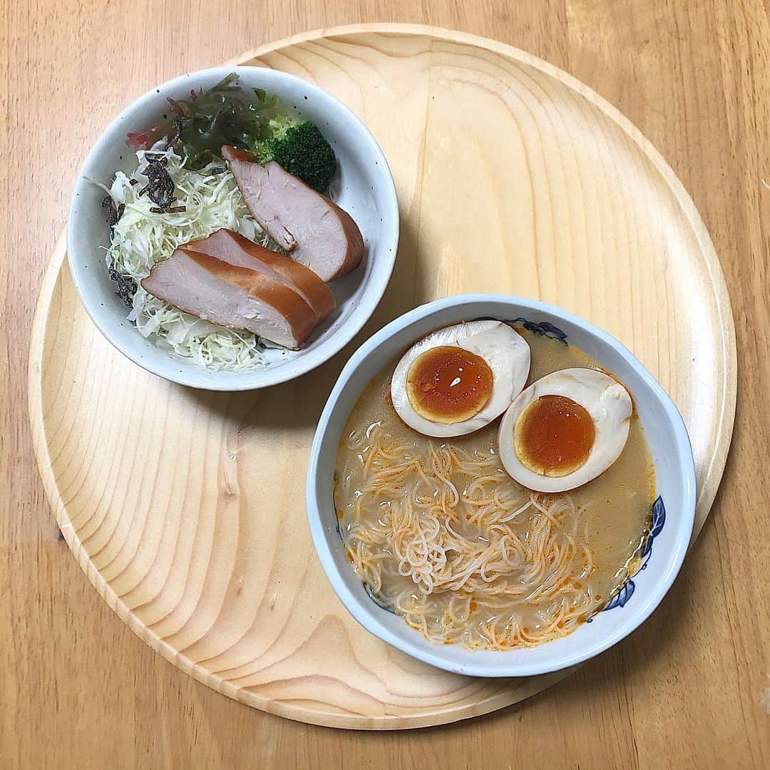 みのり(26)＠東京 ダイエットさんのインスタグラム写真 - (みのり(26)＠東京 ダイエットInstagram)「. . .  #ダイエットごはん も３投稿め(´,,•ω•,,｀) . でも今晩もあれだよ。  . . そうだね、コンビニだね。 . . 右のスープは、 セブンイレブンで売ってる #糖質0gぷるんちゃん麺 #豆乳坦々麺 (２枚目✌️) . . あたらしいよね😊 スルッと美味しいのでおすすめ♡ . その上に、煮たまご。 . それと、 サラダチキンとサラダ☺️ . . コンビニごはんでも、 ダイエットできるよ☺️✌️ . . ◉ライザップ公認の紹介アンバサダーです。 〜紹介特典で、お安く入会できます〜 . ▶︎全国どの店舗でもOK ▶︎カウンセリング予約前にご連絡ください . 📺RIZAP TVCM出演 🏅RIZAP BMG ファイナリスト2017.2018 . #rizap #ライザップ #ダイエット #diet #レコーディングダイエット #ダイエッター #公開ダイエット  #食べて痩せる #おうちごはん #食べる #糖質制限 #低糖質ダイエット #和食 #クッキングラム #自炊女子 #腸内環境 #食事管理 #痩せる食事 #コンビニ #セブンイレブン」7月30日 19時30分 - minorizap
