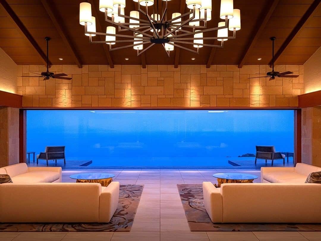 Relux | リラックスさんのインスタグラム写真 - (Relux | リラックスInstagram)「【2020年6月オープンのリゾートホテル】 . 📍伊豆ホテル リゾート&スパ / 静岡県  客室は全室オーシャンビューの露天風呂つき。伊豆諸島を見渡しながら、優雅な時間をお過ごしいただけます。 客室もエントランスも、まるで南国に来たような雰囲気。  自然につつまれるリゾート体験をしませんか？ . #伊豆ホテルリゾートアンドスパ #静岡旅行 #伊豆旅行 #伊豆観光 #静岡観光 #おこもり #熱川温泉 #旅行気分 #近場旅行  #国内旅行 #週末旅 #週末旅行 #大人の休日 #記念日旅行 #誕生日旅行 #温泉旅行 #旅館 #温泉旅館 #ホテル #ラグジュアリーホテル #リゾート #リゾートホテル #旅スタグラム #旅行好きな人と繋がりたい #unknownjapan #japantravelphoto」7月30日 19時30分 - relux_jp