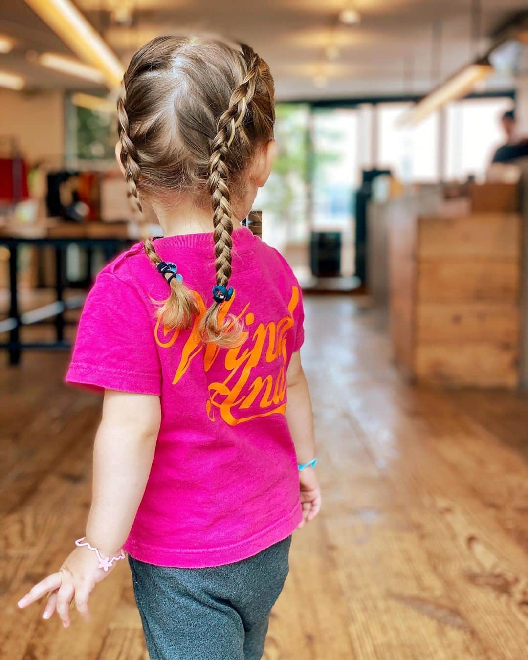 エミ・マイヤーのインスタグラム：「I actually have a hard time doing my daughter’s hair other than a bun like my own (do you ever find your kid has the same hairstyle as you?) so a friend did this for me and I realized how long her hair has grown 😳娘の髪の毛はだいたい自分と一緒のお団子にしていますが、今日お友達があんでくれました！長さにびっくり！のびましたー💕」