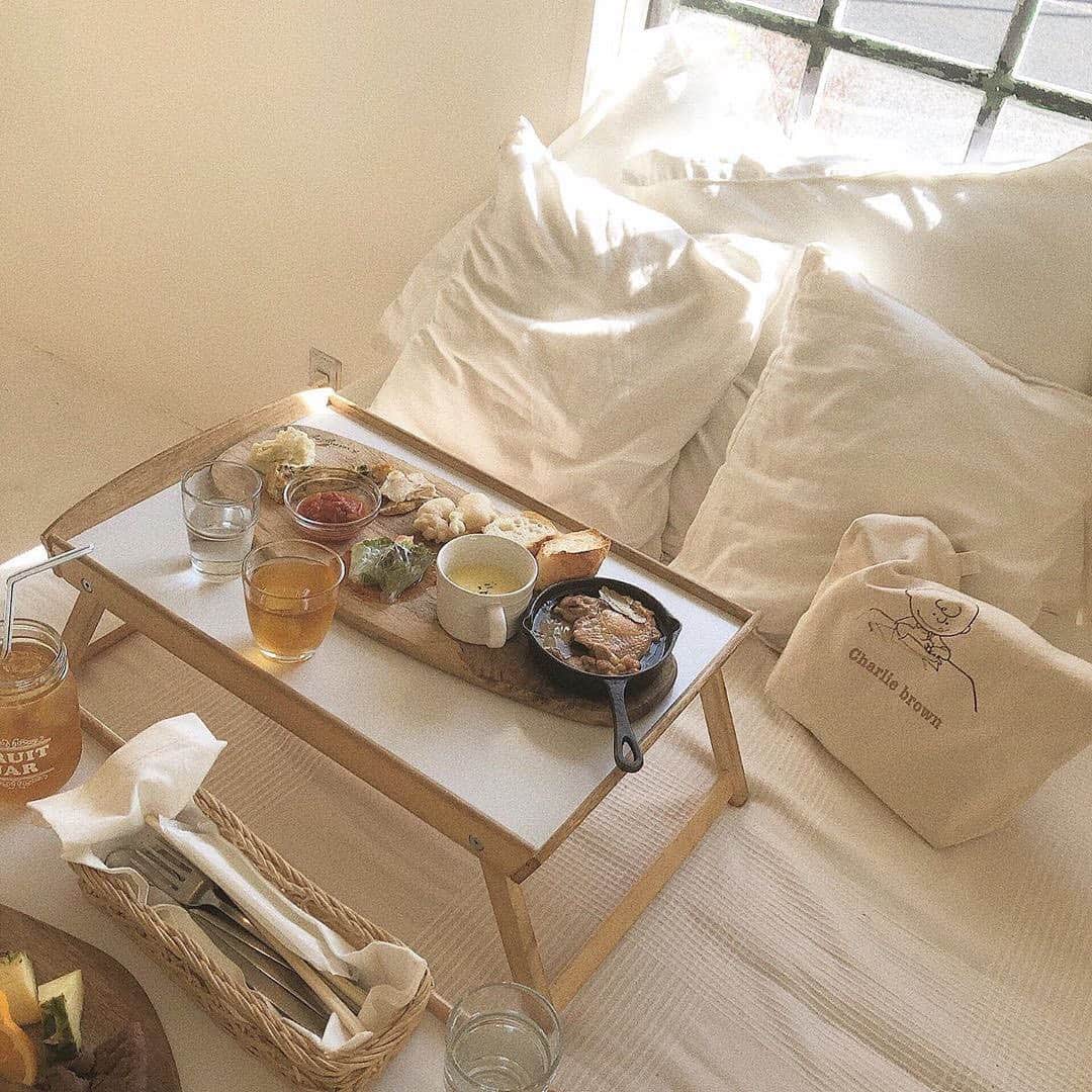 isutaさんのインスタグラム写真 - (isutaInstagram)「真っ白なリゾート感あふれるカフェ♡﻿ ﻿ ﻿ 滋賀県にある「kreemy cafe（クリーミーカフェ）」は、“ハイデンビーチ”をイメージした白を基調としたカフェ。﻿ ﻿ ﻿ 大きいゆったりとしたソファーやベッド席・テラス席があり、まるで自分の部屋にいるかのようにのんびりくつろぐことができます♪﻿ ﻿ ﻿ フォトジェニックでありながら、体にもうれしい野菜たっぷりのメニューも要チェック♡﻿ ﻿ ﻿ 【kreemy cafe】﻿ 住所：滋賀県栗東市出庭516-7﻿ 営業時間：11：00～21：00（LO.19:30）﻿ 定休日：公式ホームページやIGでご確認ください。﻿ ﻿ ﻿ photo by﻿ @moco0__﻿ @s96hrh﻿ @___0529.___﻿ @ami___matsu﻿ @ri.ur_k﻿ ﻿ ﻿ #isuta #イスタ #isutapic﻿ #isutacafe #カフェ巡り #おしゃれカフェ ﻿ #kreemycafe #クリーミーカフェ #滋賀カフェ ﻿ #滋賀カフェ巡り #滋賀グルメ #カフェスタグラム ﻿ #cafestagram #カフェ #カフェ好き ﻿ #お洒落な人と繋がりたい  #カフェ好きな人と繋がりたい」7月30日 19時24分 - isuta_jp