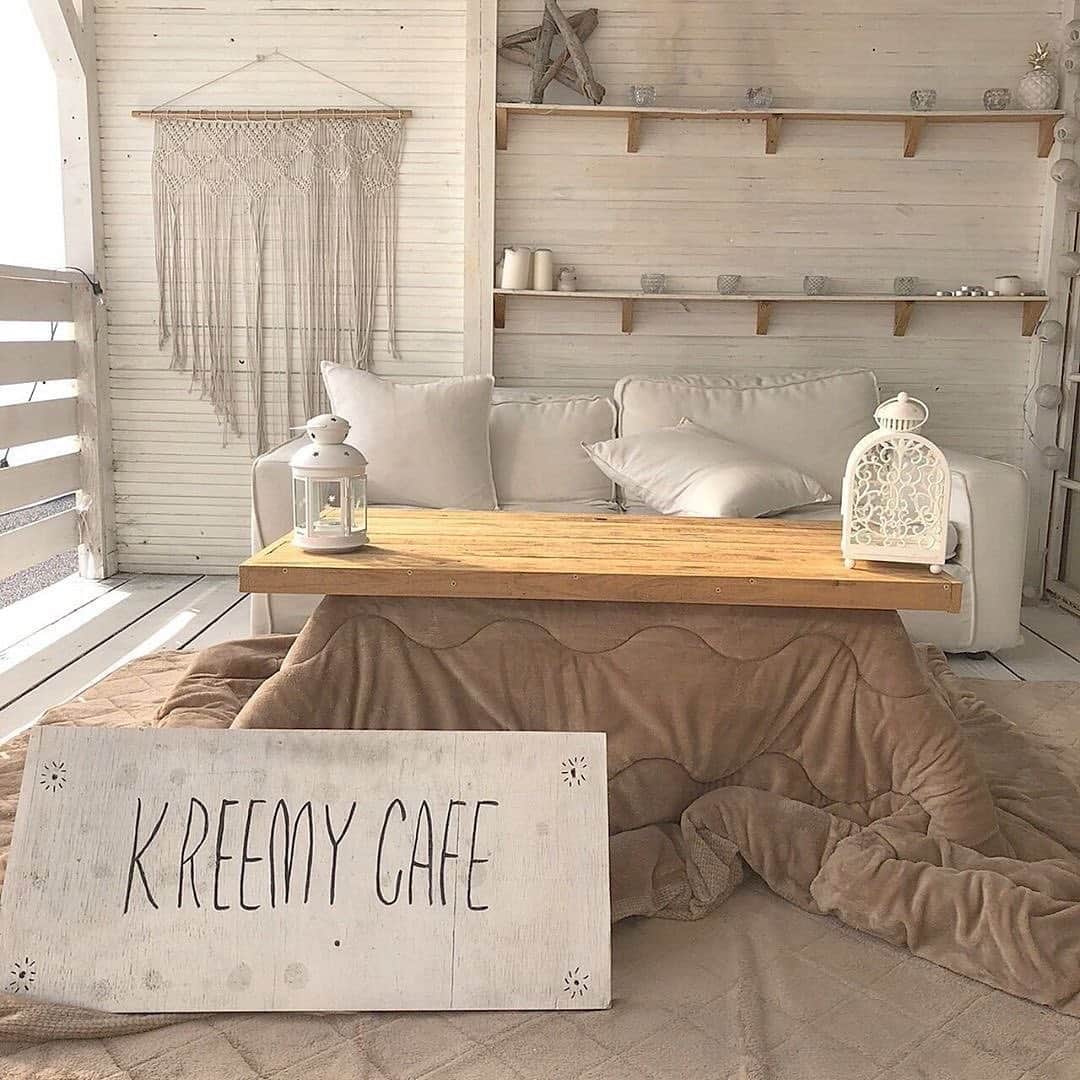 isutaさんのインスタグラム写真 - (isutaInstagram)「真っ白なリゾート感あふれるカフェ♡﻿ ﻿ ﻿ 滋賀県にある「kreemy cafe（クリーミーカフェ）」は、“ハイデンビーチ”をイメージした白を基調としたカフェ。﻿ ﻿ ﻿ 大きいゆったりとしたソファーやベッド席・テラス席があり、まるで自分の部屋にいるかのようにのんびりくつろぐことができます♪﻿ ﻿ ﻿ フォトジェニックでありながら、体にもうれしい野菜たっぷりのメニューも要チェック♡﻿ ﻿ ﻿ 【kreemy cafe】﻿ 住所：滋賀県栗東市出庭516-7﻿ 営業時間：11：00～21：00（LO.19:30）﻿ 定休日：公式ホームページやIGでご確認ください。﻿ ﻿ ﻿ photo by﻿ @moco0__﻿ @s96hrh﻿ @___0529.___﻿ @ami___matsu﻿ @ri.ur_k﻿ ﻿ ﻿ #isuta #イスタ #isutapic﻿ #isutacafe #カフェ巡り #おしゃれカフェ ﻿ #kreemycafe #クリーミーカフェ #滋賀カフェ ﻿ #滋賀カフェ巡り #滋賀グルメ #カフェスタグラム ﻿ #cafestagram #カフェ #カフェ好き ﻿ #お洒落な人と繋がりたい  #カフェ好きな人と繋がりたい」7月30日 19時24分 - isuta_jp