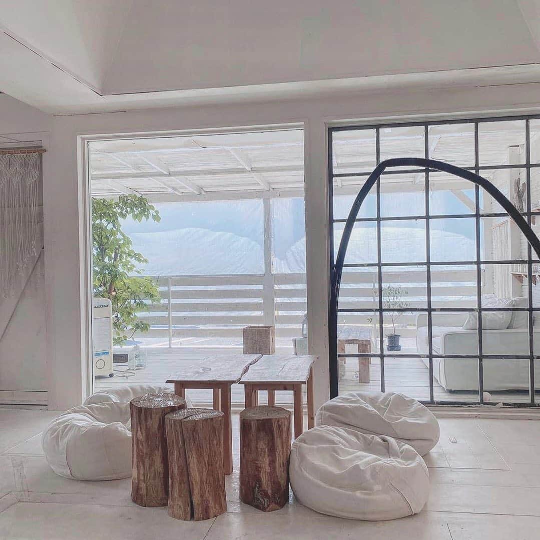 isutaさんのインスタグラム写真 - (isutaInstagram)「真っ白なリゾート感あふれるカフェ♡﻿ ﻿ ﻿ 滋賀県にある「kreemy cafe（クリーミーカフェ）」は、“ハイデンビーチ”をイメージした白を基調としたカフェ。﻿ ﻿ ﻿ 大きいゆったりとしたソファーやベッド席・テラス席があり、まるで自分の部屋にいるかのようにのんびりくつろぐことができます♪﻿ ﻿ ﻿ フォトジェニックでありながら、体にもうれしい野菜たっぷりのメニューも要チェック♡﻿ ﻿ ﻿ 【kreemy cafe】﻿ 住所：滋賀県栗東市出庭516-7﻿ 営業時間：11：00～21：00（LO.19:30）﻿ 定休日：公式ホームページやIGでご確認ください。﻿ ﻿ ﻿ photo by﻿ @moco0__﻿ @s96hrh﻿ @___0529.___﻿ @ami___matsu﻿ @ri.ur_k﻿ ﻿ ﻿ #isuta #イスタ #isutapic﻿ #isutacafe #カフェ巡り #おしゃれカフェ ﻿ #kreemycafe #クリーミーカフェ #滋賀カフェ ﻿ #滋賀カフェ巡り #滋賀グルメ #カフェスタグラム ﻿ #cafestagram #カフェ #カフェ好き ﻿ #お洒落な人と繋がりたい  #カフェ好きな人と繋がりたい」7月30日 19時24分 - isuta_jp