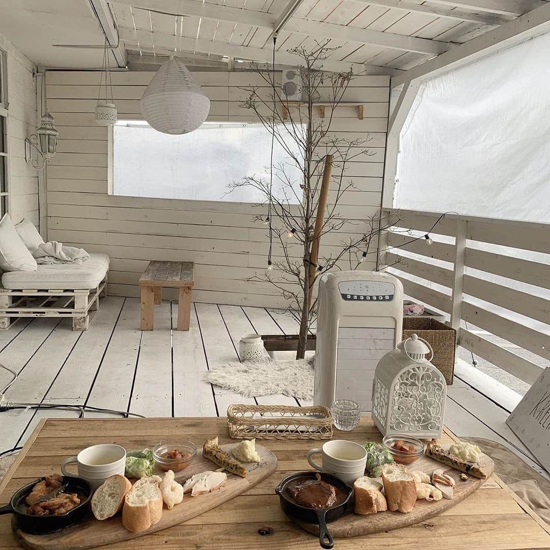 isutaさんのインスタグラム写真 - (isutaInstagram)「真っ白なリゾート感あふれるカフェ♡﻿ ﻿ ﻿ 滋賀県にある「kreemy cafe（クリーミーカフェ）」は、“ハイデンビーチ”をイメージした白を基調としたカフェ。﻿ ﻿ ﻿ 大きいゆったりとしたソファーやベッド席・テラス席があり、まるで自分の部屋にいるかのようにのんびりくつろぐことができます♪﻿ ﻿ ﻿ フォトジェニックでありながら、体にもうれしい野菜たっぷりのメニューも要チェック♡﻿ ﻿ ﻿ 【kreemy cafe】﻿ 住所：滋賀県栗東市出庭516-7﻿ 営業時間：11：00～21：00（LO.19:30）﻿ 定休日：公式ホームページやIGでご確認ください。﻿ ﻿ ﻿ photo by﻿ @moco0__﻿ @s96hrh﻿ @___0529.___﻿ @ami___matsu﻿ @ri.ur_k﻿ ﻿ ﻿ #isuta #イスタ #isutapic﻿ #isutacafe #カフェ巡り #おしゃれカフェ ﻿ #kreemycafe #クリーミーカフェ #滋賀カフェ ﻿ #滋賀カフェ巡り #滋賀グルメ #カフェスタグラム ﻿ #cafestagram #カフェ #カフェ好き ﻿ #お洒落な人と繋がりたい  #カフェ好きな人と繋がりたい」7月30日 19時24分 - isuta_jp