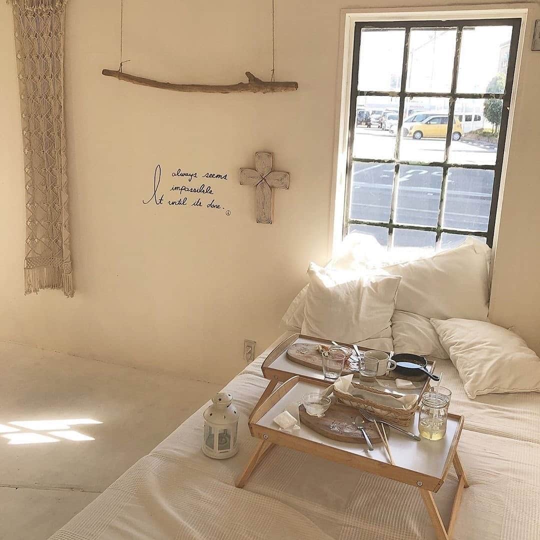 isutaさんのインスタグラム写真 - (isutaInstagram)「真っ白なリゾート感あふれるカフェ♡﻿ ﻿ ﻿ 滋賀県にある「kreemy cafe（クリーミーカフェ）」は、“ハイデンビーチ”をイメージした白を基調としたカフェ。﻿ ﻿ ﻿ 大きいゆったりとしたソファーやベッド席・テラス席があり、まるで自分の部屋にいるかのようにのんびりくつろぐことができます♪﻿ ﻿ ﻿ フォトジェニックでありながら、体にもうれしい野菜たっぷりのメニューも要チェック♡﻿ ﻿ ﻿ 【kreemy cafe】﻿ 住所：滋賀県栗東市出庭516-7﻿ 営業時間：11：00～21：00（LO.19:30）﻿ 定休日：公式ホームページやIGでご確認ください。﻿ ﻿ ﻿ photo by﻿ @moco0__﻿ @s96hrh﻿ @___0529.___﻿ @ami___matsu﻿ @ri.ur_k﻿ ﻿ ﻿ #isuta #イスタ #isutapic﻿ #isutacafe #カフェ巡り #おしゃれカフェ ﻿ #kreemycafe #クリーミーカフェ #滋賀カフェ ﻿ #滋賀カフェ巡り #滋賀グルメ #カフェスタグラム ﻿ #cafestagram #カフェ #カフェ好き ﻿ #お洒落な人と繋がりたい  #カフェ好きな人と繋がりたい」7月30日 19時24分 - isuta_jp