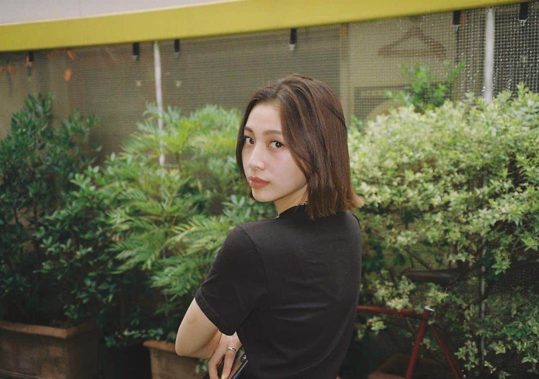 honoka のインスタグラム：「ひびきかめら。 薄メイクのが良いって言われて 最近薄めを心がけています。笑  友祐にはほのかは 気づけばまぶた漆黒って言われる😂 なんか癖で濃くしちゃうのよなぁ、、🤭  #メイク #ナチュラルメイク」