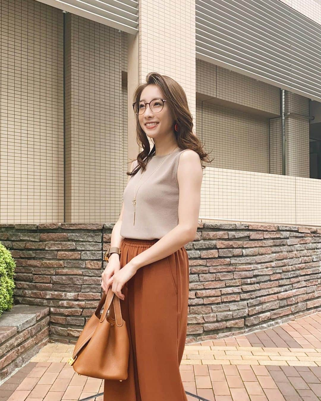 冨張愛さんのインスタグラム写真 - (冨張愛Instagram)「夏のbrown 今年も好き♡ naturalbeautybasicのお洋服 着心地も本当に最高で快適。ここのブランドのXS,Sは コンパクトなシルエットなものが多いので 身長が高くない方や他ブランドで少し大きいな...と感じてしまう小柄な方にもすごくオススメです☺︎ 体にフィットするアイテムが見つかるはず....✨ * knit & pants ... #naturalbeautybasic @naturalbeautybasic_official  shoes ... #hermes #instagood #coordinate #ootd #outfit #fashion #instafashion #meg_ootd #NBB #nbboutfit #코디네이트 #패션 #카메라 #pr #コーディネート #コーデ #ファッション #今日のコーデ #今日の服 #157cmコーデ #夏のブラウン」7月30日 19時25分 - megumitomihari