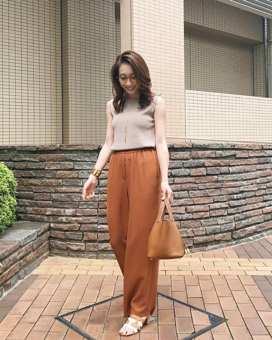 冨張愛さんのインスタグラム写真 - (冨張愛Instagram)「夏のbrown 今年も好き♡ naturalbeautybasicのお洋服 着心地も本当に最高で快適。ここのブランドのXS,Sは コンパクトなシルエットなものが多いので 身長が高くない方や他ブランドで少し大きいな...と感じてしまう小柄な方にもすごくオススメです☺︎ 体にフィットするアイテムが見つかるはず....✨ * knit & pants ... #naturalbeautybasic @naturalbeautybasic_official  shoes ... #hermes #instagood #coordinate #ootd #outfit #fashion #instafashion #meg_ootd #NBB #nbboutfit #코디네이트 #패션 #카메라 #pr #コーディネート #コーデ #ファッション #今日のコーデ #今日の服 #157cmコーデ #夏のブラウン」7月30日 19時25分 - megumitomihari