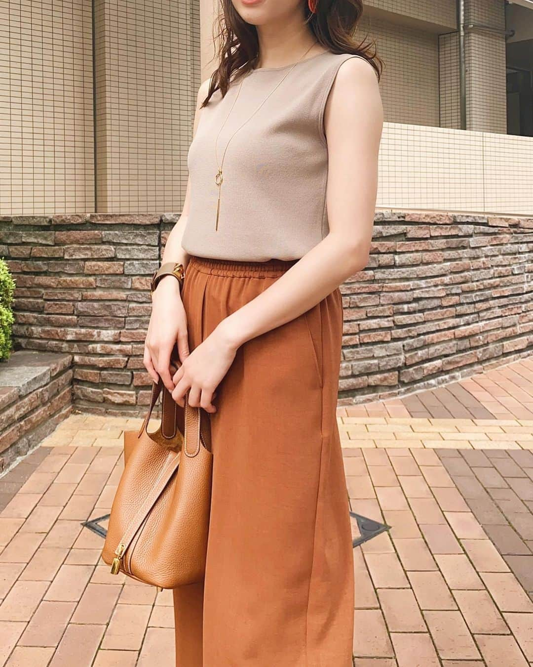 冨張愛さんのインスタグラム写真 - (冨張愛Instagram)「夏のbrown 今年も好き♡ naturalbeautybasicのお洋服 着心地も本当に最高で快適。ここのブランドのXS,Sは コンパクトなシルエットなものが多いので 身長が高くない方や他ブランドで少し大きいな...と感じてしまう小柄な方にもすごくオススメです☺︎ 体にフィットするアイテムが見つかるはず....✨ * knit & pants ... #naturalbeautybasic @naturalbeautybasic_official  shoes ... #hermes #instagood #coordinate #ootd #outfit #fashion #instafashion #meg_ootd #NBB #nbboutfit #코디네이트 #패션 #카메라 #pr #コーディネート #コーデ #ファッション #今日のコーデ #今日の服 #157cmコーデ #夏のブラウン」7月30日 19時25分 - megumitomihari