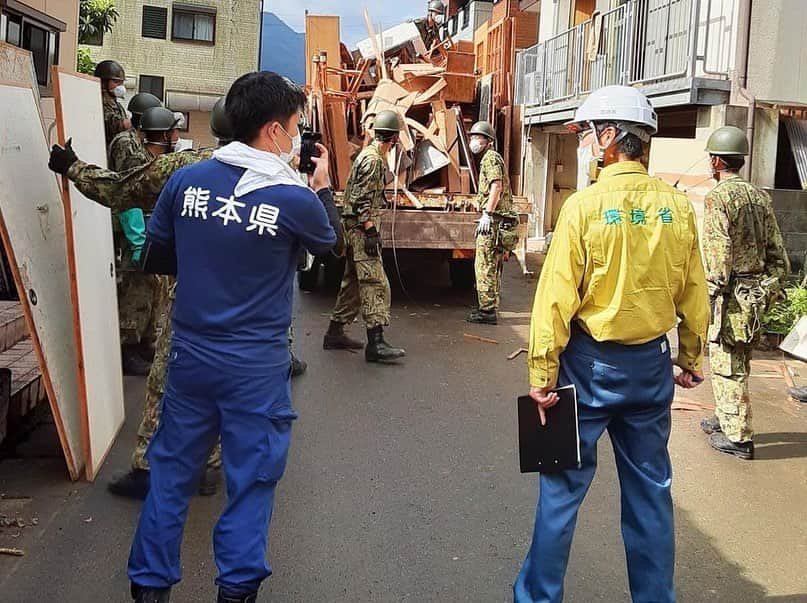 安倍晋三さんのインスタグラム写真 - (安倍晋三Instagram)「#repost @kantei 令和2年7月豪雨非常災害対策本部における#安倍総理 からの#メッセージ  令和2年7月豪雨の発災から、まもなく１ヶ月となります。一連の豪雨は、九州、中部、東北地方をはじめ、広範な地域において、多くの人命や家屋への被害のほか、ライフライン、地域の産業等にも甚大な被害をもたらしました。 現在、被災自治体等と一体となった懸命の復旧作業により、生活インフラの復旧や、災害廃棄物の処理等は着実に進んできておりますが、それぞれの被災地のニーズや地域ごとの特性を踏まえつつ、被災者の生活と生業の再建に向けた歩みを加速させるべく、政府として全力で支援する必要があります。 そのため、今般、「被災者生活・生業再建支援チーム」の下で、関係省庁が一体となって、被災地の生活と生業の再建に向けた支援パッケージを取りまとめました。 具体的には ・宅地内や道路、まちなかの廃棄物や土砂の迅速な撤去、半壊家屋の解体への支援 ・応急的な住まいの確保や、応急修理期間中にも仮説住宅を使用できることとするなど、被災者の住宅再建に向けた支援 ・代行バスの運行や、被災鉄道の復旧への支援などを通じた、地域住民の方々の交通手段の早急な確保 ・先の熊本地震や新型コロナウイルスなどの影響が残る中での災害であり、被災者の皆さんの事業がより厳しいものとなっていることに鑑み、従来のグループ補助金を拡充し、グループ要件の撤廃に加え、100％定額補助も可能とする、新たな「なりわい再建補助金」の創設など、被災事業者へのきめ細かな支援 ・被災地の観光業再建に向けた、観光地の磨き上げや収益力向上など強力な支援 ・被害を受けた果樹の植替えや農業用機械への支援、漁場や漁港に堆積した流木・土砂の処理への支援等の総合的な農林水産業対策 など、被災自治体等からの要望にも、しっかり応える緊急対策としております。 これらの対策を直ちに実施する観点から、その第一弾として、総額約1000億円の予備費の使用を、明日、閣議決定します。 各位にあっては、今なお、困難な状況におかれている被災者の方々に思いを致し、被災地の生活再建と生業の再建に向け、本対策パッケージを直ちに実行に移して下さい。 政府として、今後とも、顕在化する課題には、スピード感をもって万全の対応を取ってまいります。必要な財政措置等を講じながら、被災自治体と一体となって、被災地の復旧・復興に全力を尽くしてまいります。  #令和2年7月豪雨 @shinzoabe」7月30日 19時27分 - shinzoabe