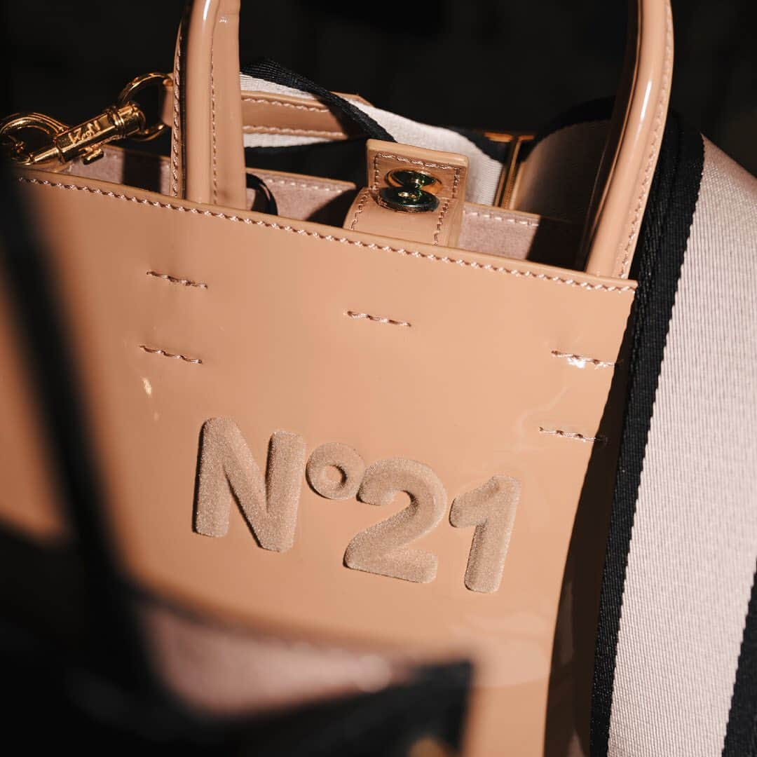 ヌメロ ヴェントゥーノさんのインスタグラム写真 - (ヌメロ ヴェントゥーノInstagram)「N21 Shopper. In store. NOW. #N21 #numeroventuno #alessandrodellacqua #N21Transitional05 #N21Shopper」7月30日 19時32分 - numeroventuno