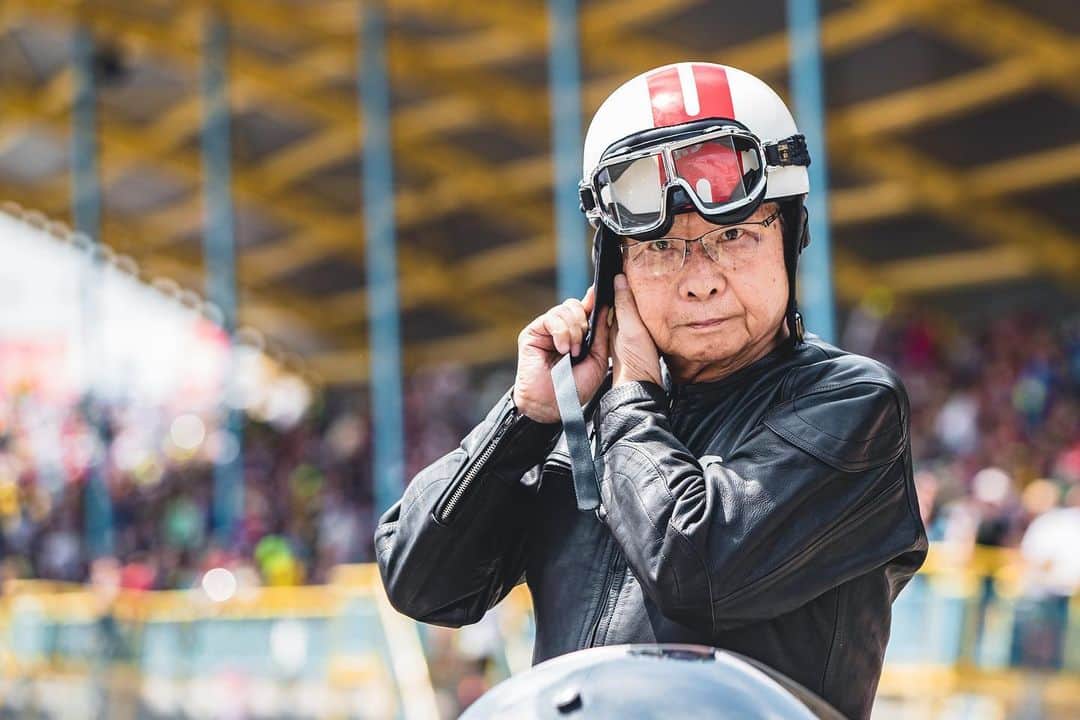 レプソル・ホンダのインスタグラム：「#ThrowbackThursday is a bit special today as we celebrate Kunimitsu Takahashi becoming the first Japanese rider to win a Grand Prix when he and his Honda RC162 won the 250cc race at Hockenheim in 1961.  He was with us in Assen to celebrate Honda Racing's 60th anniversary too.」