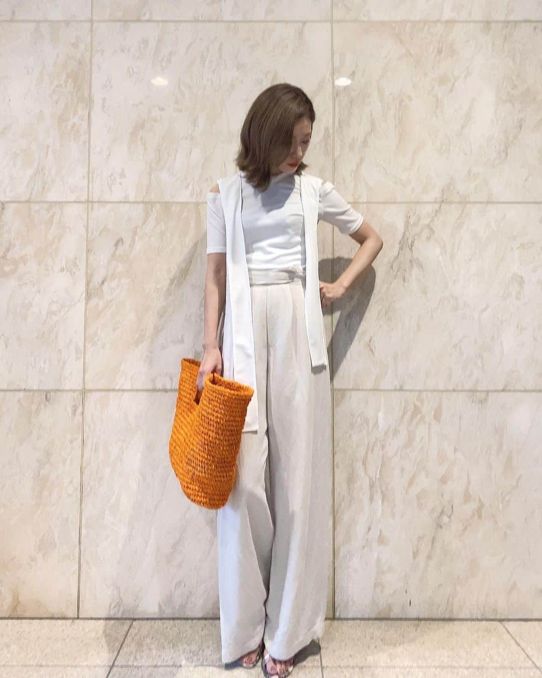 石黒美帆のインスタグラム：「﻿ *﻿ 🍊﻿ tops#mieliinvariant  pants#ELENDEEK﻿ bag#whimgazette  sandal#MilaOwen﻿ ﻿ ﻿ 肩がチラッと見えるのが﻿ 可愛いトップスです☺️☺️﻿ ﻿ ﻿ #fashion#fashionstyle#fashiongram#instafashion#outfit#ootd#dailylook#패션#오오티디#ファッション#コーデ#ミエリインヴァリアント#エレンディーク#ウィムガゼット#ミラオーウェン#夏服#夏コーデ#リネンパンツ#カゴバッグ#シンプルコーデ」