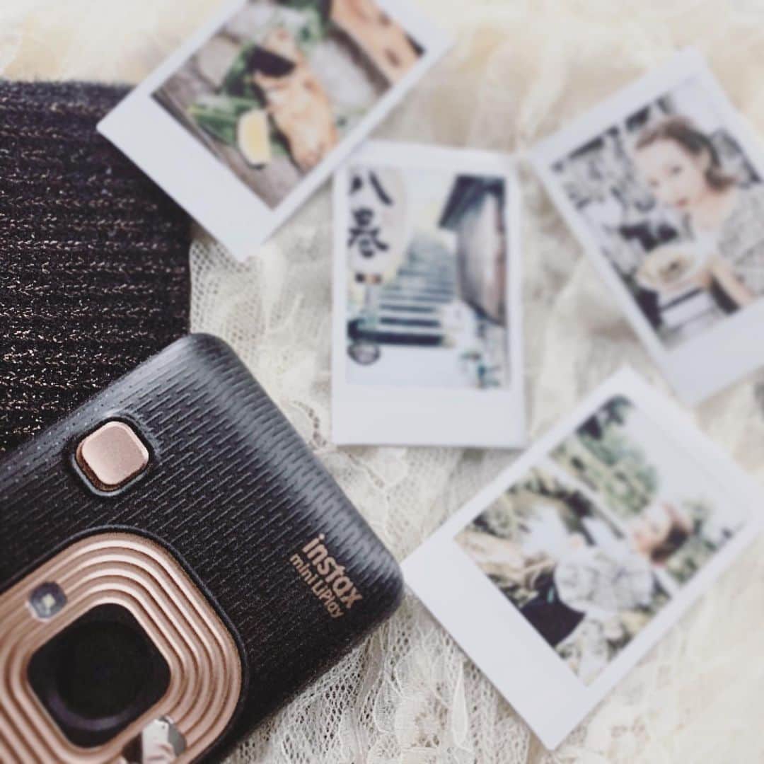 高辻千夏さんのインスタグラム写真 - (高辻千夏Instagram)「🎞﻿ ﻿ ﻿ ﻿ ‪旅行用に最新のチェキを手に入れました📷‬♡﻿ ﻿ ‪撮った写真から選んでプリントできたり、﻿ フレーム&フィルター加工ができたり、﻿ 携帯の写真をプリントしたり、、‬﻿ ﻿ ‪音声付きのチェキ(QRコード)も撮れるらしい…﻿ ﻿ ﻿ もはや私の知ってるチェキではない。デジカメ。笑‬﻿ ﻿ ﻿ ‪せっかくだからいつか、音声付きチェキのプレゼント企画やろうかな☺️🎁‬(需要あるか分からんけど)﻿ ﻿ ﻿ ﻿ #instaxminiliplay #instax #チェキ #チェキカメラ #フィルムカメラ #カメラ女子 #photography #旅行好き #여행스타그램 #카메라 #폴라로이드 #즉석카메라 #Polaroid #ポラロイド #instagood #camera #fujifilm」7月30日 19時35分 - chinatsujk