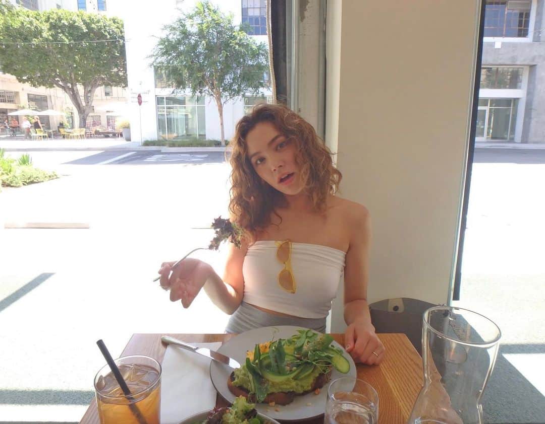 ステファニーのインスタグラム：「🌞🌿☕️💛 天気がよかったらもっぱらテラス ブリちゃん @britney__girl を 連れて行けるカフェをもっと知りたいなぁ〜 みんなの好きなカフェは？？」