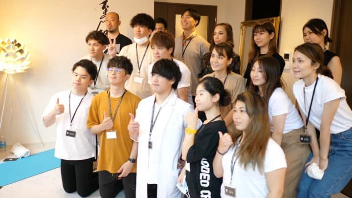 美容整体師川島さん。のインスタグラム：「🎓KOU腰痛メソッドセミナー２日目🎓 . 17歳から技術を磨いてきて 1000万以上は技術セミナーに投資してきた。 . 僕の技術を出し惜しみなく、 広めていく。 . 馬鹿といわれることにも慣れた。 なぜそんなに発信するのか？ 不思議に思われる。 . そんなの答えは1つで、 仲間を集めるために。 . 今年は1000人規模のチームにします。 . #整体Filament #KOU #腰痛 #整体」