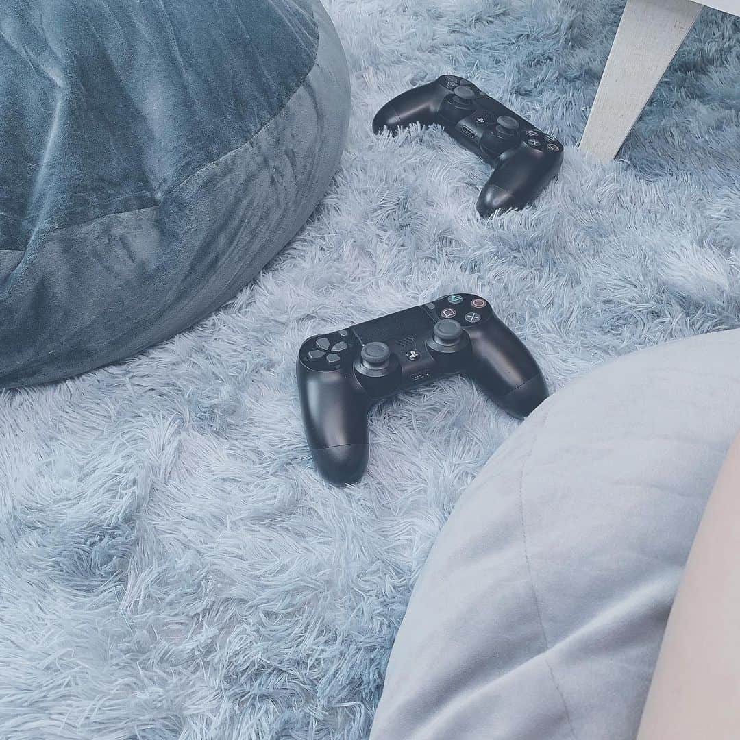 ねおきまこのインスタグラム：「ゲームやりたいけどアニメ流しながら編集してるなう(ﾉД`)」