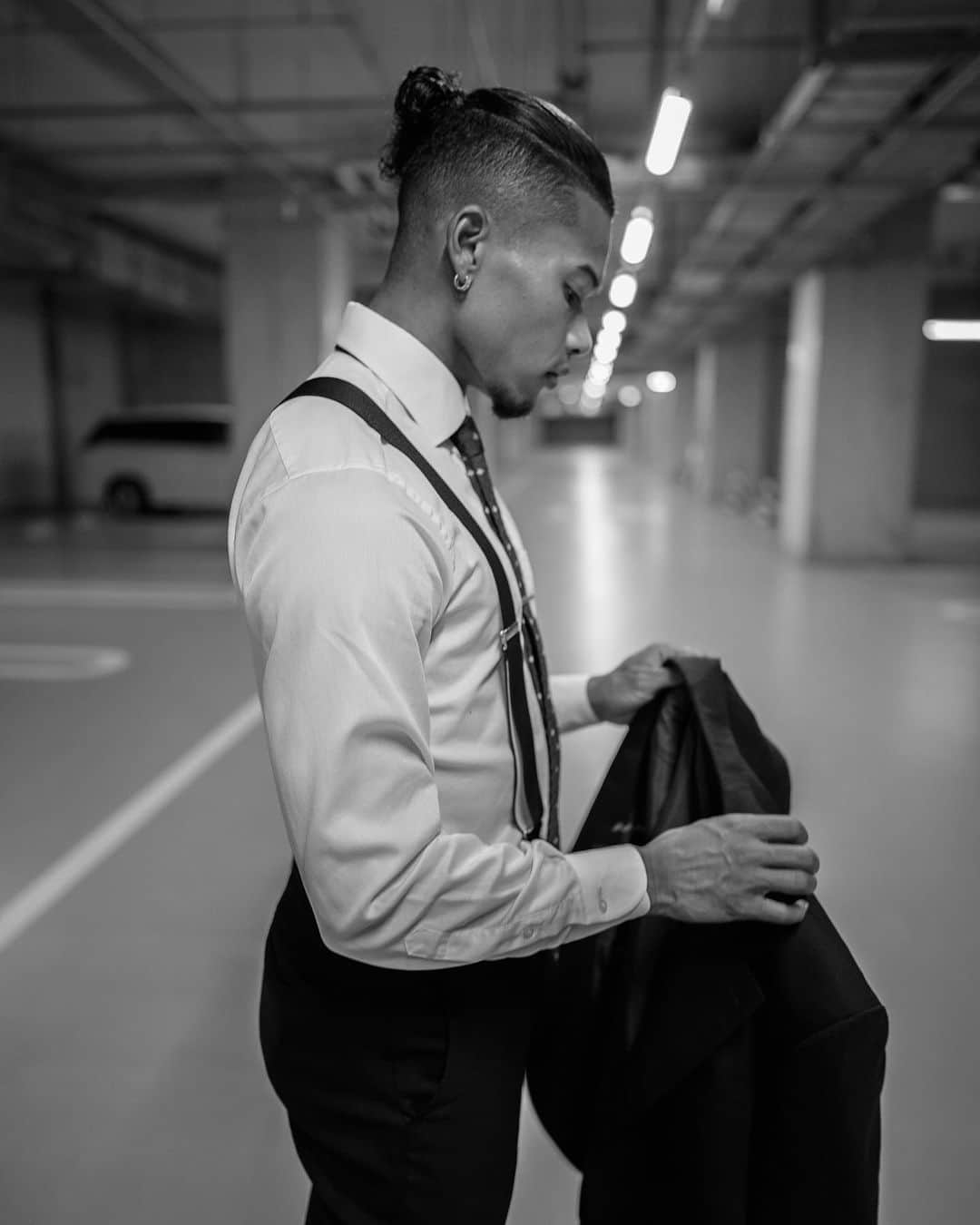 ウォルシュ・ジュリアンさんのインスタグラム写真 - (ウォルシュ・ジュリアンInstagram)「🤫🌙  #suit #fitness #blackandwhite  #スーツ #フィットネス」7月30日 19時41分 - jrumm1