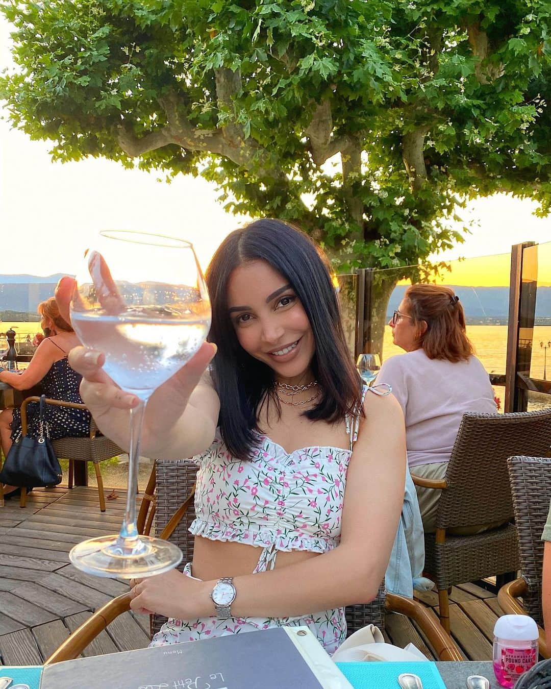 sananasのインスタグラム：「Tchiin 🍸Mood sociable VS Mood “me parle pas stp” ! C’est quoi votre mood aujourd’hui 😄 ou 😑?」
