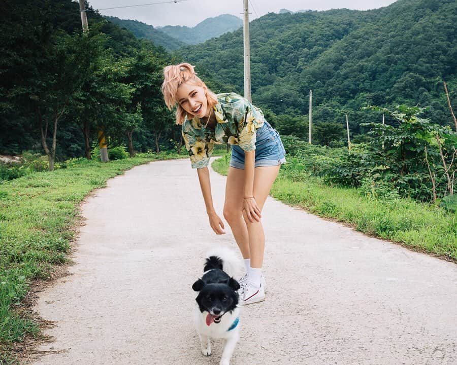 ステファニー・ミチョヴァのインスタグラム：「As we are all being impacted by the current Covid-19 crisis, we were keen to explore safely in our ‘own backyard’. So @hyundai_worldwide and @hyundai.lifestyle set us a #Microtravel Challenge, to discover the scenery within 200km of home in Seoul! We traveled from the city to the East Sea, and with a little bit of planning ahead, plus stopping at any place that caught our eye, we were able to make some new memories in beautiful South Korea! ❤️ What kind of traveler are you? Planning ahead or just going with the flow?   #Hyundai #microtravel #ad」