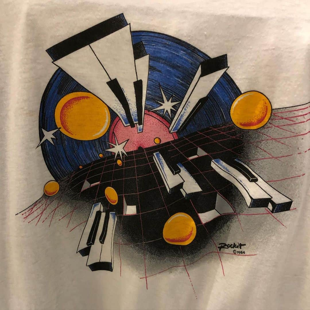 MUROさんのインスタグラム写真 - (MUROInstagram)「ポスターに引き続き、Tシャツも 圧巻のコレクションでした‼️ 「VINTAGE MUSIC T-SHIRT SCRAP」の完成&リリース おめでとうございマス！！ @yasushiide  @grandgallery_store  @thebookmarc  #bookmarc #vitagetshirtscrap」7月30日 19時47分 - dj_muro