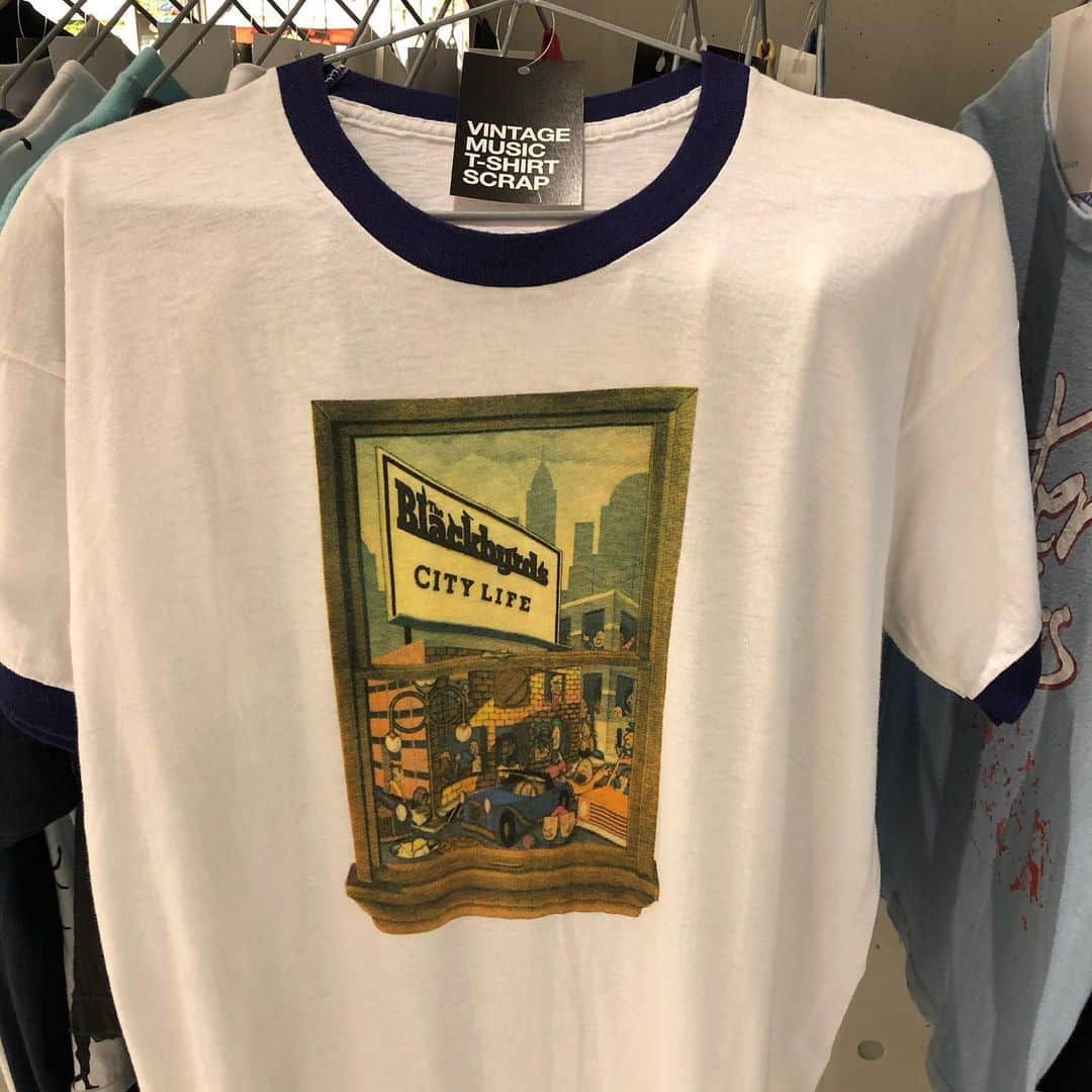 MUROさんのインスタグラム写真 - (MUROInstagram)「ポスターに引き続き、Tシャツも 圧巻のコレクションでした‼️ 「VINTAGE MUSIC T-SHIRT SCRAP」の完成&リリース おめでとうございマス！！ @yasushiide  @grandgallery_store  @thebookmarc  #bookmarc #vitagetshirtscrap」7月30日 19時47分 - dj_muro